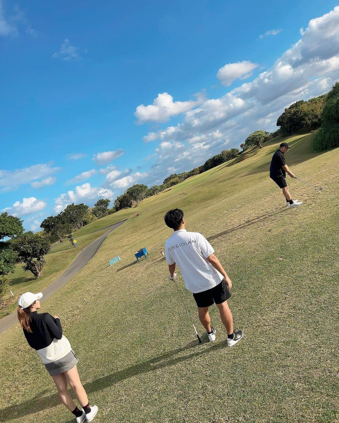 mirayさんのインスタグラム写真 - (mirayInstagram)「宮古島2日目は 初オーシャンリンクス⛳️  レストランからの景色が最高🌊✨ コース中はそんなに沖縄感はなかったけど 孔雀が沢山出て来てくれて 可愛すぎた🦚💖  なおちゃんと初ゴルフだったんだけど 安定感あってピューんって飛ぶし 上手だったわ〜🥹🫶💕 いいないいなぁーーー💗  私は安定の…伸び上がるし回せてないし パターが全然ダメ🥲  初心者に優しいオマケがありつつ、、w 127😂 この日は初めてボールが無くならなかった😆🫶 (そこまで飛ばないって理由もあるw)  スコアは置いといて  夫婦でOBSIDIANコーデ🤍🖤 @obsidian_jp  この感じのソックスのレディースが無かったからメンズにしたけど可愛かった😍  スカートはこの間のハワイで爆買いした alo🖤 @alo  なんかこのスカート脚長く見える😂 助かりまーす🙏  次の日はエメラルドコースト🏝️⛳️  #宮古島　#宮古島旅行  #宮古島ゴルフ #オーシャンリンクス宮古島  #ゴルフ　#ゴルフ初心者  #ゴルフ歴1年5ヶ月 #ゴルフの記録 #miyakoisland #golf」11月29日 13時07分 - miray0705