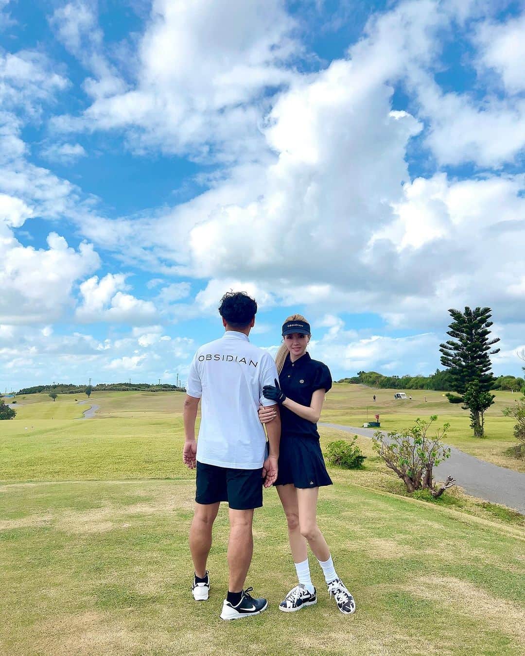 mirayさんのインスタグラム写真 - (mirayInstagram)「宮古島2日目は 初オーシャンリンクス⛳️  レストランからの景色が最高🌊✨ コース中はそんなに沖縄感はなかったけど 孔雀が沢山出て来てくれて 可愛すぎた🦚💖  なおちゃんと初ゴルフだったんだけど 安定感あってピューんって飛ぶし 上手だったわ〜🥹🫶💕 いいないいなぁーーー💗  私は安定の…伸び上がるし回せてないし パターが全然ダメ🥲  初心者に優しいオマケがありつつ、、w 127😂 この日は初めてボールが無くならなかった😆🫶 (そこまで飛ばないって理由もあるw)  スコアは置いといて  夫婦でOBSIDIANコーデ🤍🖤 @obsidian_jp  この感じのソックスのレディースが無かったからメンズにしたけど可愛かった😍  スカートはこの間のハワイで爆買いした alo🖤 @alo  なんかこのスカート脚長く見える😂 助かりまーす🙏  次の日はエメラルドコースト🏝️⛳️  #宮古島　#宮古島旅行  #宮古島ゴルフ #オーシャンリンクス宮古島  #ゴルフ　#ゴルフ初心者  #ゴルフ歴1年5ヶ月 #ゴルフの記録 #miyakoisland #golf」11月29日 13時07分 - miray0705