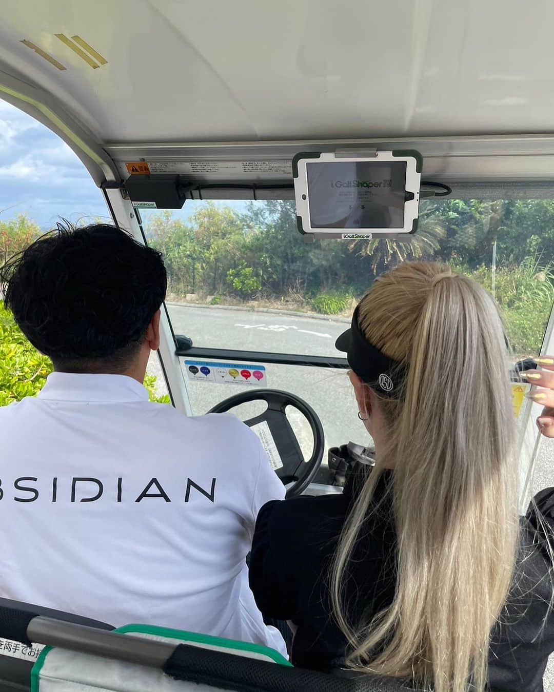 mirayさんのインスタグラム写真 - (mirayInstagram)「宮古島2日目は 初オーシャンリンクス⛳️  レストランからの景色が最高🌊✨ コース中はそんなに沖縄感はなかったけど 孔雀が沢山出て来てくれて 可愛すぎた🦚💖  なおちゃんと初ゴルフだったんだけど 安定感あってピューんって飛ぶし 上手だったわ〜🥹🫶💕 いいないいなぁーーー💗  私は安定の…伸び上がるし回せてないし パターが全然ダメ🥲  初心者に優しいオマケがありつつ、、w 127😂 この日は初めてボールが無くならなかった😆🫶 (そこまで飛ばないって理由もあるw)  スコアは置いといて  夫婦でOBSIDIANコーデ🤍🖤 @obsidian_jp  この感じのソックスのレディースが無かったからメンズにしたけど可愛かった😍  スカートはこの間のハワイで爆買いした alo🖤 @alo  なんかこのスカート脚長く見える😂 助かりまーす🙏  次の日はエメラルドコースト🏝️⛳️  #宮古島　#宮古島旅行  #宮古島ゴルフ #オーシャンリンクス宮古島  #ゴルフ　#ゴルフ初心者  #ゴルフ歴1年5ヶ月 #ゴルフの記録 #miyakoisland #golf」11月29日 13時07分 - miray0705