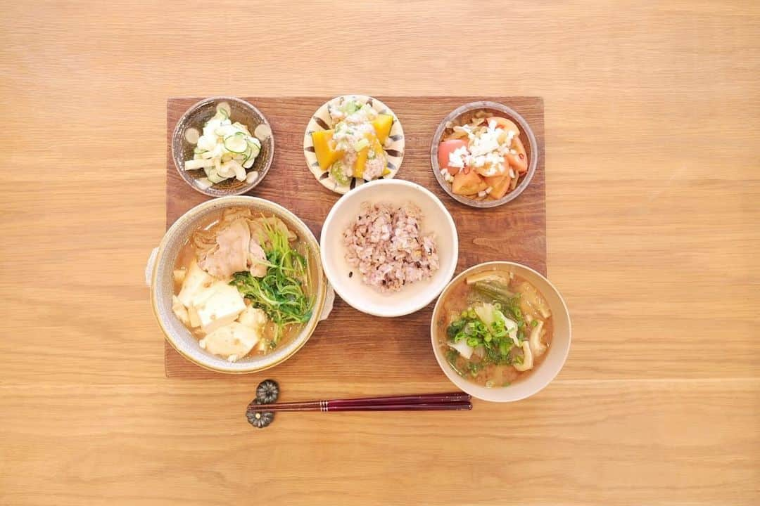 木村文乃 のインスタグラム：「*** 先日の朝ごはんでした。   お豆腐と豚バラ豆苗のピリ辛味噌煮 きゅうりとちくわの辛子マヨ和え カボチャのそぼろあんかけ トマトと搾菜の中華和え キャベツとジャガ芋お揚げのおみそ汁  気づけばあっという間に1週間経ってる！ すっかり寒くなったし温かいごはんが しみてくる日々ですね🤭🍲」