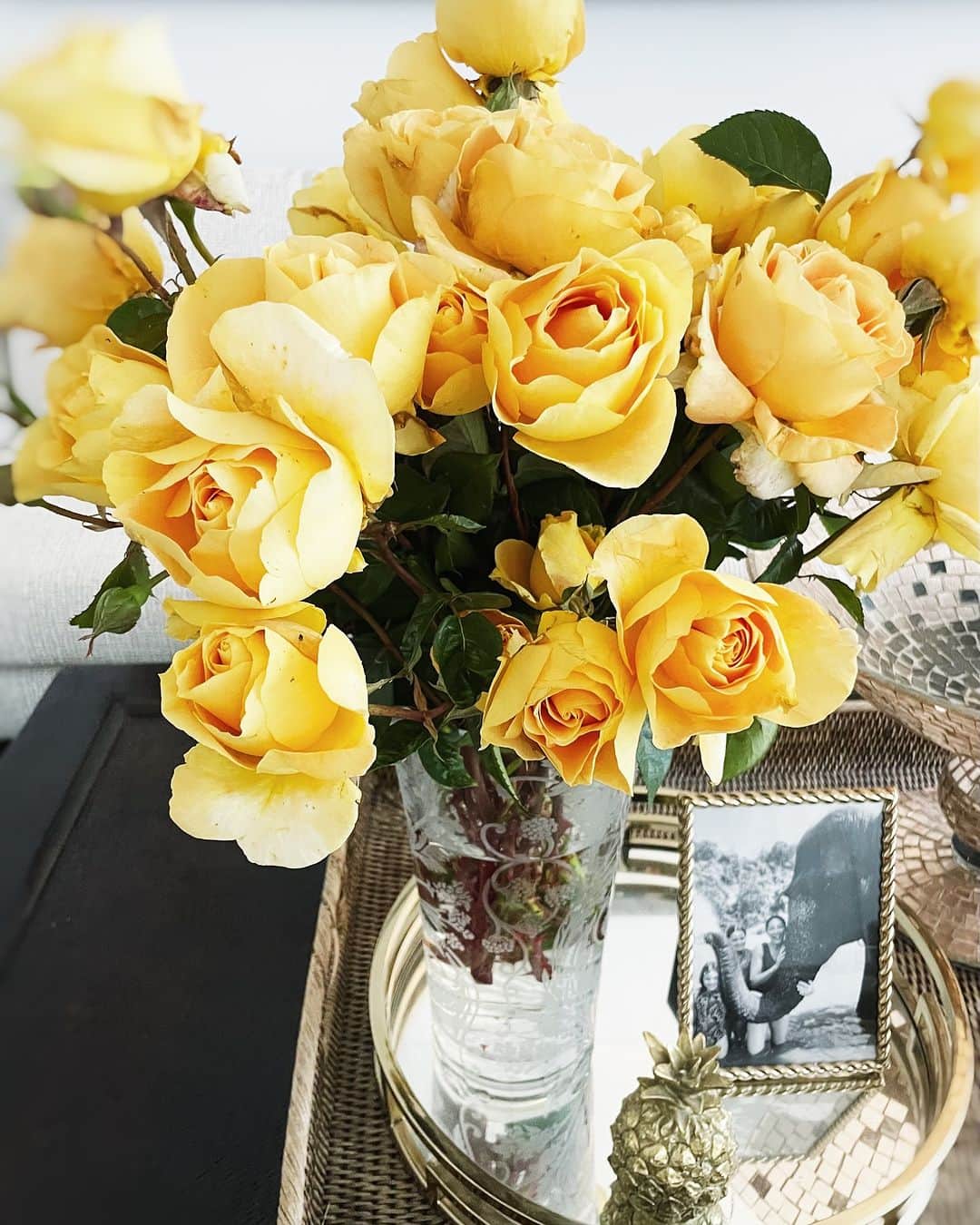 ココリボンのインスタグラム：「I wish you could smell these. The scent is as beautiful as they look 🌼   #cocoribbon #printspiration #roses #yellow #home」