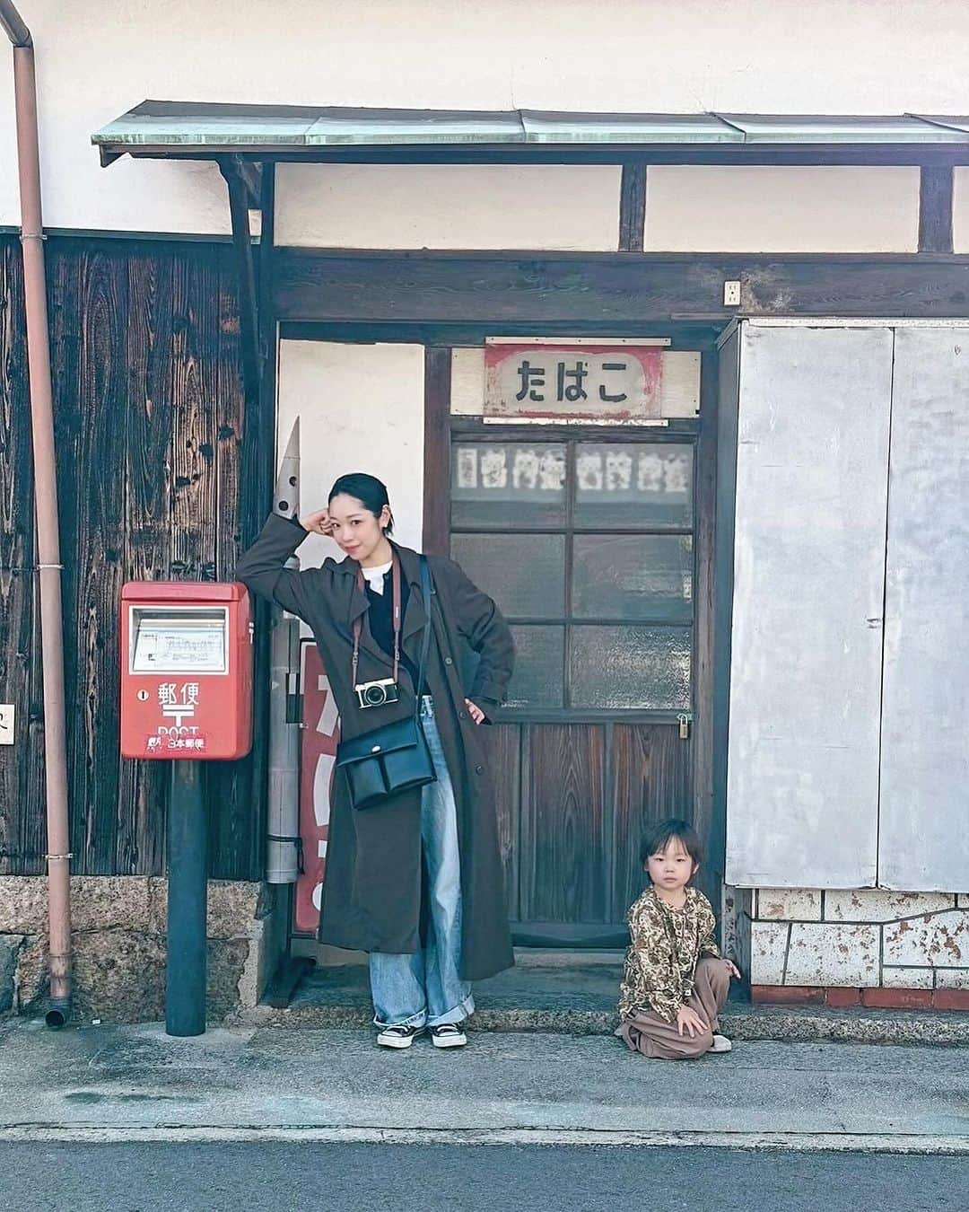 黒澤かなえさんのインスタグラム写真 - (黒澤かなえInstagram)「ママ〜だいすき！ 一日何回言ってくれるんだ と思うほど周りを気にせずいつでも言ってくれる息子  この時も確か何か食べながら言ってくれてるところ（笑）  いつまでも言ってもらえるものじゃないと思うと...今から悲しいなぁ 今を大切に♡  島の至るところに散りばめられたアートを見つけては 誰かが飛んでって ノリノリにシャッターチャンス😁📷  ２日目の夜は I ♡湯へ♨️ 見た目の派手さに 少々圧倒されたけど エンタメ感満載のいい湯だった〜🐘🌴  I♡湯タオル テンション上がって 銭湯のおじちゃんが着てたスウェットまで 買うところでした😮‍💨  ．  #直島#直パヴィリオン #家プロジェクト #作品#アート #豊島#島旅」11月29日 13時15分 - k_kana