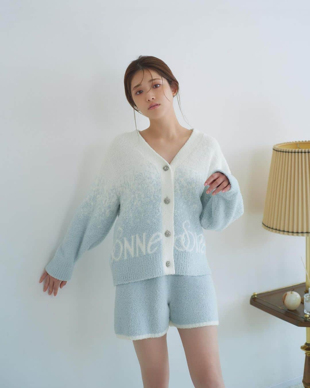 USAGI ONLINEさんのインスタグラム写真 - (USAGI ONLINEInstagram)「. ⁡ SNIDEL HOME 2023 HOLIDAY COLLECTION feat. Sayuri Matsumura  ⁡ ⁡ 松村沙友理さんが纏う✨ SNIDEL HONEから、 ステラブルーやシャンパンゴールドのカラーが煌めく ホリデーコレクションを公開🎄🩵 ⁡ オーナメントモチーフのトワルドジュイ、 個性豊かなジャガードシリーズ💎 ⁡ 生地にシアバター加工を施した、 クリスマスムード高まるコレクション...💫 ⁡ ⁡ 〈Information〉 ホリデーシーズンをさらに盛り上げる、 期間限定のスペシャルなラッピングをご用意しました🎁 ※数量限定のため、無くなり次第終了となります。 ⁡ ⁡ ⁡ #usagionline #ウサギオンライン #SNIDELHOME #スナイデルホーム #松村沙友理 #ルームウェア #クリスマスプレゼント」11月29日 13時28分 - usagionline