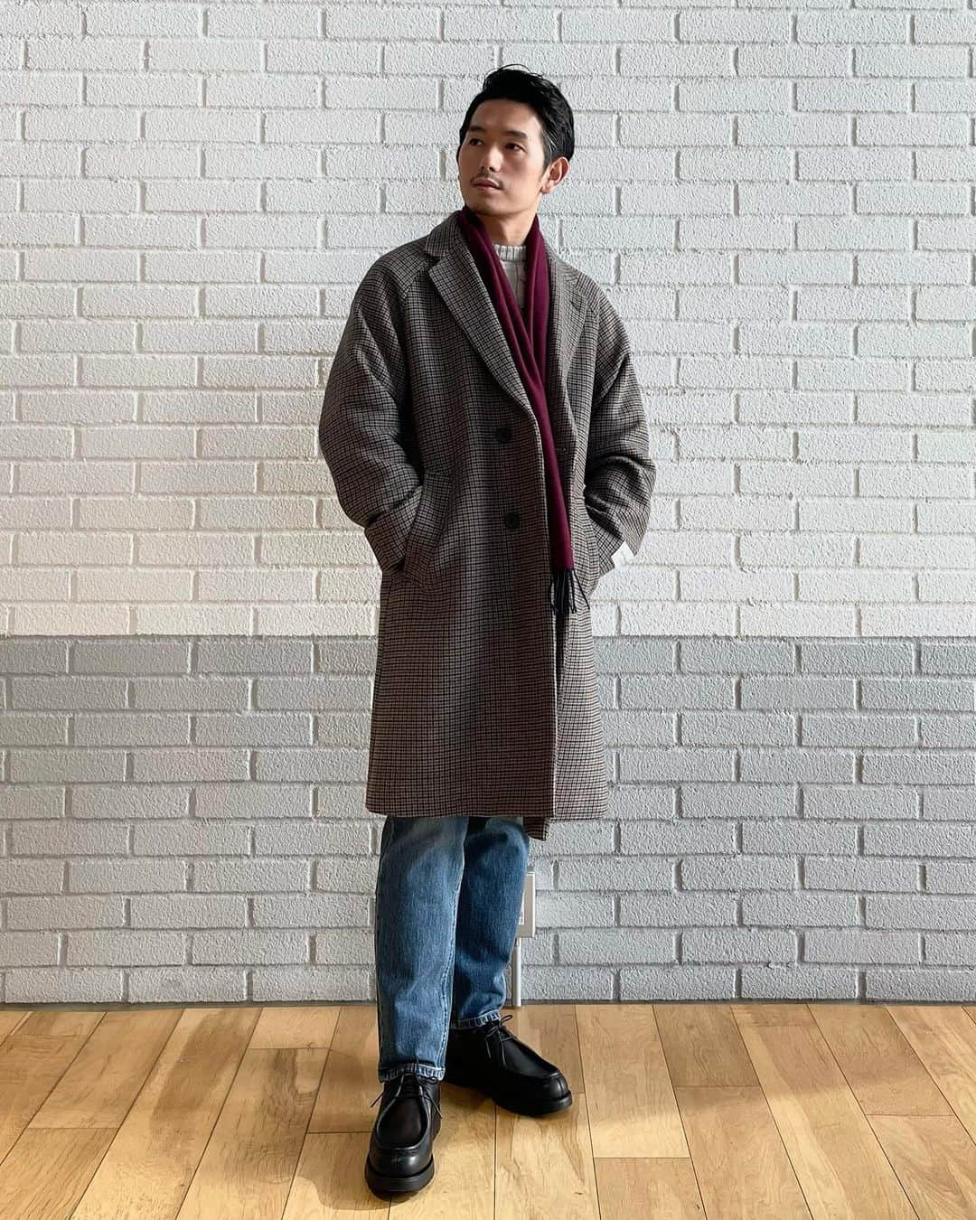 green label relaxing 自由が丘店のインスタグラム：「【men's coordinate】 　　　 コートが手放せない季節になってきましたね🧥 メンズでも定番のウールコートや都会に馴染むダウンジャケットなど沢山のアウターが入荷しております。 　　　　 是非店頭でお気に入りの1着を探してみて下さい！ 　　　　 　　　　　 商品詳細の確認やお取り置きなどは店舗までお気軽にお電話下さいませ。 　　　　　  @ua_greenlabel  @glr_jiyugaoka    staff @ken_suzaki  @_onizawan_  　　　 　　　　  ■自由が丘店営業時間 11:00〜20:00 ☎︎03-5731-8531 　　　 ■駐車場サービス お買い上げ金額に応じて以下ご利用いただけます。 場所【自由が丘南口有料駐車場】 >¥5,000(税込)以上　30分チケット1枚 >¥10,000(税込)以上　30分チケット2枚 　　　　 　　　　　 #greenlabelrelaxing #グリーンレーベルリラクシング  #mensfashion #jiyugaoka#自由が丘 #メンズカジュアル#メンズアウター #オフィスカジュアル#大人カジュアル#大人男子」