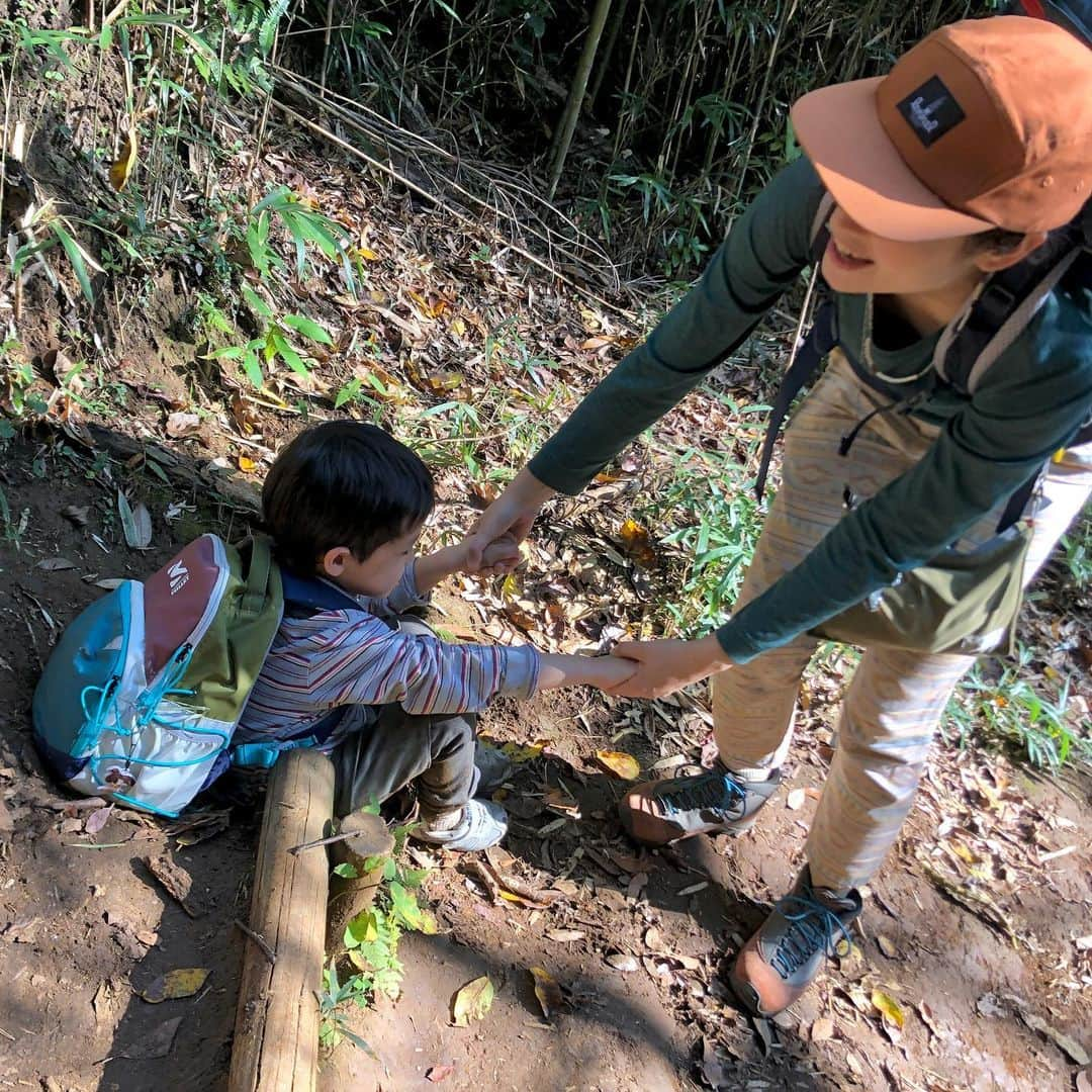 仲川希良のインスタグラム：「普段から山頂にはこだわらず 山のなかで自然の一部としてその場に浸ることを楽しむのが好きな私ですが ・ あとひと息の力を出すためには 山頂という目標はすごく有効だと思っています ・ ・ Voicy最新回では #追い込みをかける の企画に合わせて 自分にとってチャレンジングな登山における山頂の"追い込み力" そんな登山が自分に与えてくれる自信について思い返しながら少しだけお話ししてみました 考えながら喋っているので本当につらつらと…… あなたにとっての山頂はどんな存在でしょうか ・ ・ 後半では私にとっても息子にとってもチャレンジだった この秋の親子登山イベントについてもお話ししています ・ 写真はそのときのものです (イベントに集中していたのであまり良いカットではないのだけど、雰囲気は伝わるかしら) ・ 自分で選んだ、自分で乗り越えた、という小さな自信を積み重ね ゴールまで5時間歩き切った息子はとても清々しい顔をしておりました ・ プロの余裕で私たち親子を迎え入れてくださった主催の外あそびteteさん @sotoasobi.tete  学び多き時間をありがとうございました！ ・ ・ Voicyはプロフィールのリンクからお聞きいただけます(アプリがなくても再生出来ます◎) これから年末に向け 忙しなくなりがちですが 心の風通しをよくするひとときのお供にしていただけたらうれしいです ・ ・ ・ #登山 #トレッキング #ハイキング #アウトドア #親子登山 #外遊び #外あそびtete #鎌倉ハイキング」