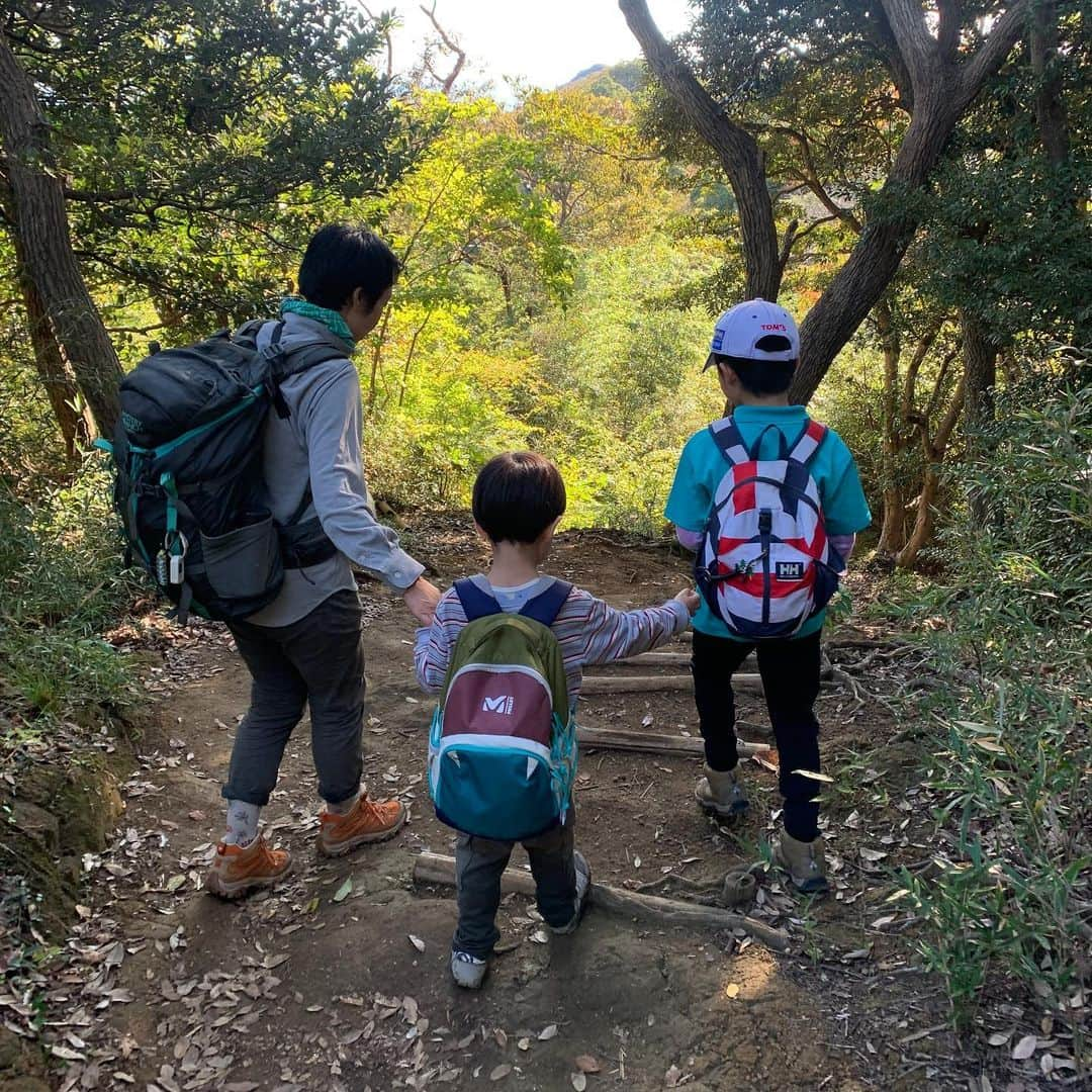 仲川希良さんのインスタグラム写真 - (仲川希良Instagram)「普段から山頂にはこだわらず 山のなかで自然の一部としてその場に浸ることを楽しむのが好きな私ですが ・ あとひと息の力を出すためには 山頂という目標はすごく有効だと思っています ・ ・ Voicy最新回では #追い込みをかける の企画に合わせて 自分にとってチャレンジングな登山における山頂の"追い込み力" そんな登山が自分に与えてくれる自信について思い返しながら少しだけお話ししてみました 考えながら喋っているので本当につらつらと…… あなたにとっての山頂はどんな存在でしょうか ・ ・ 後半では私にとっても息子にとってもチャレンジだった この秋の親子登山イベントについてもお話ししています ・ 写真はそのときのものです (イベントに集中していたのであまり良いカットではないのだけど、雰囲気は伝わるかしら) ・ 自分で選んだ、自分で乗り越えた、という小さな自信を積み重ね ゴールまで5時間歩き切った息子はとても清々しい顔をしておりました ・ プロの余裕で私たち親子を迎え入れてくださった主催の外あそびteteさん @sotoasobi.tete  学び多き時間をありがとうございました！ ・ ・ Voicyはプロフィールのリンクからお聞きいただけます(アプリがなくても再生出来ます◎) これから年末に向け 忙しなくなりがちですが 心の風通しをよくするひとときのお供にしていただけたらうれしいです ・ ・ ・ #登山 #トレッキング #ハイキング #アウトドア #親子登山 #外遊び #外あそびtete #鎌倉ハイキング」11月29日 13時24分 - kiranakagawa