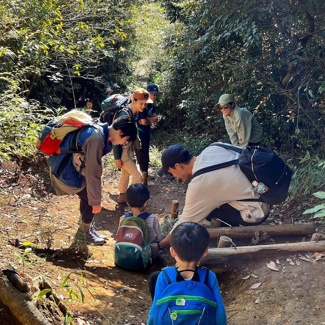 仲川希良さんのインスタグラム写真 - (仲川希良Instagram)「普段から山頂にはこだわらず 山のなかで自然の一部としてその場に浸ることを楽しむのが好きな私ですが ・ あとひと息の力を出すためには 山頂という目標はすごく有効だと思っています ・ ・ Voicy最新回では #追い込みをかける の企画に合わせて 自分にとってチャレンジングな登山における山頂の"追い込み力" そんな登山が自分に与えてくれる自信について思い返しながら少しだけお話ししてみました 考えながら喋っているので本当につらつらと…… あなたにとっての山頂はどんな存在でしょうか ・ ・ 後半では私にとっても息子にとってもチャレンジだった この秋の親子登山イベントについてもお話ししています ・ 写真はそのときのものです (イベントに集中していたのであまり良いカットではないのだけど、雰囲気は伝わるかしら) ・ 自分で選んだ、自分で乗り越えた、という小さな自信を積み重ね ゴールまで5時間歩き切った息子はとても清々しい顔をしておりました ・ プロの余裕で私たち親子を迎え入れてくださった主催の外あそびteteさん @sotoasobi.tete  学び多き時間をありがとうございました！ ・ ・ Voicyはプロフィールのリンクからお聞きいただけます(アプリがなくても再生出来ます◎) これから年末に向け 忙しなくなりがちですが 心の風通しをよくするひとときのお供にしていただけたらうれしいです ・ ・ ・ #登山 #トレッキング #ハイキング #アウトドア #親子登山 #外遊び #外あそびtete #鎌倉ハイキング」11月29日 13時24分 - kiranakagawa