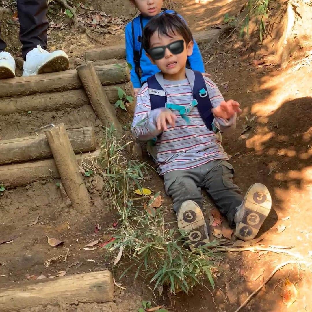 仲川希良さんのインスタグラム写真 - (仲川希良Instagram)「普段から山頂にはこだわらず 山のなかで自然の一部としてその場に浸ることを楽しむのが好きな私ですが ・ あとひと息の力を出すためには 山頂という目標はすごく有効だと思っています ・ ・ Voicy最新回では #追い込みをかける の企画に合わせて 自分にとってチャレンジングな登山における山頂の"追い込み力" そんな登山が自分に与えてくれる自信について思い返しながら少しだけお話ししてみました 考えながら喋っているので本当につらつらと…… あなたにとっての山頂はどんな存在でしょうか ・ ・ 後半では私にとっても息子にとってもチャレンジだった この秋の親子登山イベントについてもお話ししています ・ 写真はそのときのものです (イベントに集中していたのであまり良いカットではないのだけど、雰囲気は伝わるかしら) ・ 自分で選んだ、自分で乗り越えた、という小さな自信を積み重ね ゴールまで5時間歩き切った息子はとても清々しい顔をしておりました ・ プロの余裕で私たち親子を迎え入れてくださった主催の外あそびteteさん @sotoasobi.tete  学び多き時間をありがとうございました！ ・ ・ Voicyはプロフィールのリンクからお聞きいただけます(アプリがなくても再生出来ます◎) これから年末に向け 忙しなくなりがちですが 心の風通しをよくするひとときのお供にしていただけたらうれしいです ・ ・ ・ #登山 #トレッキング #ハイキング #アウトドア #親子登山 #外遊び #外あそびtete #鎌倉ハイキング」11月29日 13時24分 - kiranakagawa