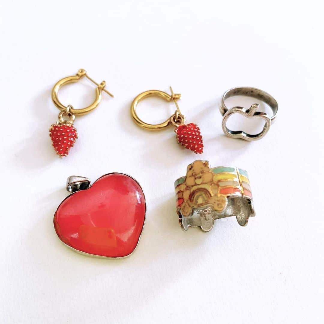 おおたうにのインスタグラム：「strawberry earrings / Yokohama Station silver apple ring / ?? Shibuya? rhodochrosite heart pendant top / @malaika_official  Care Bears ring / vintage  ずっと家にいてなんにもしてない🙀（絵は描いてる。あ、掃除もしてる）のでなにも載せるものがなーい。 ので、「ずーっとチェーンと紙パールがゆらゆらしてるのが気になってた苺ピアス🍓からチェーンを外した」「学生時代よくつけてたりんご指輪🍏と、いつも枕元に置いてあるインカローズの銀磨きをした」記念に…。（指輪の内側を怠けたのがバレた） ケアベアの指輪は傍にありました🐻 可愛かろう？  #今日のアクセサリー #accessoriesoftheday #vintageaccessories #vintagefashion」