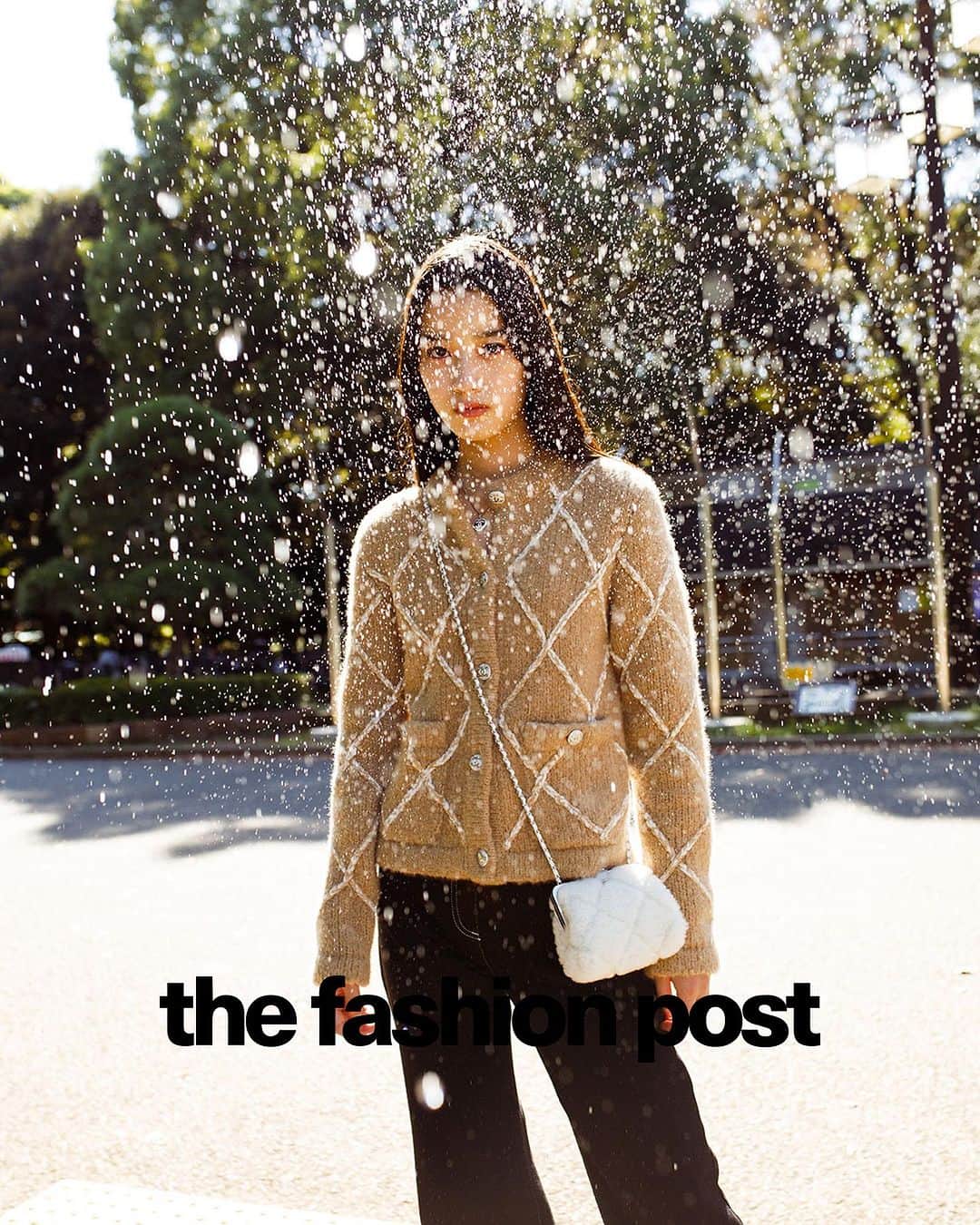 The Fashion Postさんのインスタグラム写真 - (The Fashion PostInstagram)「#fashion CHANEL with Tsubaki by Chad Moore  『チャド・ムーアが撮る、シャネルと椿 vol.4』  ウィンタースポーツといったアクティブなシーンだけでなく、日常でも愛用したいカジュアルなアイテムも「Coco Neige」の魅力のひとつ。格子状のモチーフが施されたカーディガンは、カシミヤとシルクをミックス。ホリデーらしいムードを醸しながらも、タイムレスなデザインに仕上げられている。  濃紺のフレアジーンズを合わせた、ノンシャランな装いは、今すぐに真似したいルックだ。アイコニックなチェーンストラップを合わせたクラッチバッグは、ピュアなルックスが、ファースト CHANEL にもぴったり。CHANEL が冬に贈る特別な「Coco Neige」コレクションだからこそ、椿のように、気負うことなく、自分らしい着こなしを楽しみたい。  model: Tsubaki photography: Chad Moore styling: Megumi Yoshida hair: Kazuhiro Naka make up: Tamayo Yamamoto edit & text: Manaha Hosoda  #TFP #TheFashionPost #CHANEL #シャネル #CocoNeige #ココネージュ #椿 #Tsubaki #ChadMoore #チャドムーア」11月29日 13時34分 - tfpjp