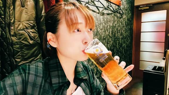 脇田唯のインスタグラム：「🍻  なんにも違反してないのに Instagramの投稿に  人を貶めてるか、 セクシーな表現と言われて  投稿消され続けてるのだが  なぜ？  前にも私、 Twitterで顔載せたら  センシティブって言われて 投稿できなかったんだけど。  私の顔がエロいってこと？」