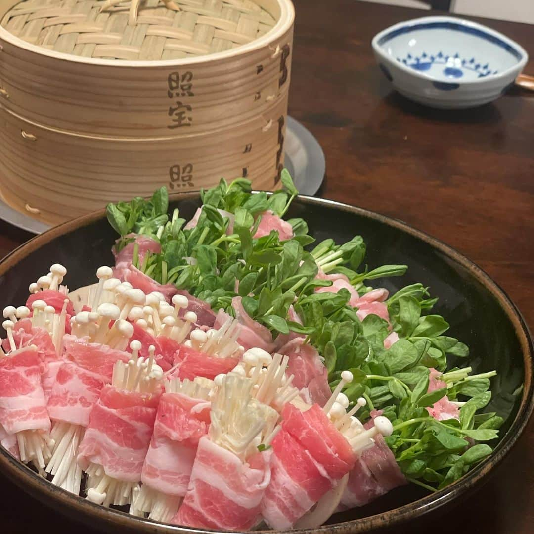 沢瀉美緒さんのインスタグラム写真 - (沢瀉美緒Instagram)「※ Scallops with black bean sauce 😋 Homemade Dim sum🥟 . ここ最近ハマっている蒸籠蒸し。 @morierika0502 の影響✨ . その中でも何度も作る程好きなお料理は 【ホタテの豆豉蒸し】 〇材料 2人分 ホタテ...10個 豆鼓...大さじ1 （粗く刻んでおく） ★にんにく..12かけ（みじん切りにしておく） ★しょうゆ..小さじ1/2 ★紹興酒...大さじ1 ★片栗粉..小さじ1 ★オイスターソース..小さじ1 長ネギ..5センチほど（白髪ネギにしておく） 三つ葉...あればパクチー...あればしょうが...あれば  〇作り方 1.ボウルにホタテと★を入れて10分ほど下味をつける 2.その間にお薬味を切っておく 3.お鍋にお湯を入れて沸騰したら、1に豆豉を混ぜ合わせ蒸篭に並べ、お鍋に約3分かけタレとホタテを馴染ませたら蓋をしてさらに約2分ほど蒸す 4.一度蓋を開けてお薬味を入れ蓋をして少しだけ蒸すだけ！ . あー書いている今も食べたいな😋 豆苗やえのきを豚肉にくるくる巻いて蒸したのも 美味❤️ . . #蒸籠蒸し #蒸篭レシピ #蒸篭のある暮らし #せいろのある暮らし #照宝 #豆豉 #豆豉蒸し #ホタテ #ホタテレシピ #おうちごはん #おうち中華 #エムレシピ」11月29日 13時38分 - mio_omodaka