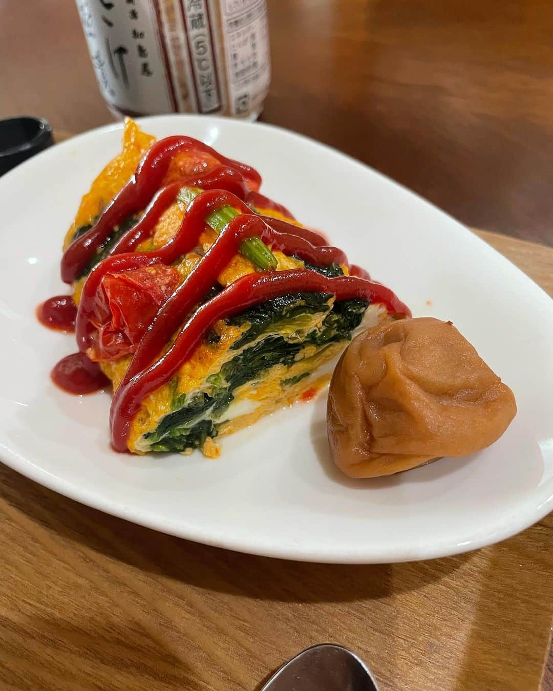 飯島直子さんのインスタグラム写真 - (飯島直子Instagram)「こんにちは^ - ^♪  こちらは晴天です  日が差しキモチいい  外は暖かいですが、家の水は冷たいです^_^  昨夜は帰宅後、家にある一番大きな鍋で湯を沸かし  タオルで寒風摩擦  思いのほかキモチ良かったです  洗髪？もちろんしてません  一日洗わなくてもあの世にはいきません^_^  胃大腸の検査は準備が大変ですが  一年に一度の修行だと思ってみんな頑張ってやろうね  大腸に関してはポリープがなければ二、三年に一回で良いともいわれてるよ  わたしは毎年ポリープができるので一年に一度やってます^ - ^  今年で9年目です  昨日は検査後にリハーサルへ参加しましたが 麻酔が残っていたのか  ほとんど記憶にありません^_^  26.27.28日のへんじすこしです＾＾  めぐみ56才誕生日おめでとう♪ 誕生日ランチに行こうと思ったら…大変だったね 義父は大丈夫だったかな…めぐみもお腹と腰大事にしてね(*´-`)今日はお祝いできるといいな… 色々あるけど健康に気をつけて元気に良い一年にしてね♪いつもありがとう♪  totsu._.gram55才誕生日おめでとう♪ 体調はどうかな^ - ^お年頃気をつけようね^ - ^ 健康に気をつけステキな一年になりますように♪  すみか♪母になって11才！息子おめでとう♪ いい福の日…いいね^ - ^今日は焼肉でお祝いだね♡ カラダに気をつけステキな一年になりますように♪ いつもありがとう♪  sayo.m.one夫60才おめでとう♪久々の娘とのショッピング楽しめてよかった^ - ^還暦お祝い盛り上がったかな^ ^あなたも旦那さんも健康に気をつけステキな一年になりますように♪  伊豆も寒くて唇青紫の妖怪弘子^ - ^笑 急に寒くなってきたからね、体調崩さないよう気をつけてね！いつもありがとう♪  tama_kiya前髪辺りの円形脱毛…知らぬ間にストレス感じていたんだね、約三か月前のストレスと言われてるよ(´･_･`)更年期も…関係してるかな… 生えてきてよかったよ(*´∇｀*)  亡き母が大判海苔一枚使っておにぎり♪ あぁ…ステキな思い出だな…(*´-`)まり♪  抹茶♪  通りすがりの主婦理恵！煮込みうどんいいね〜♪  便秘、わたしは朝ぬるま湯をコップ一杯一気飲みしてるよ^ - ^胃腸が動き出して良い…気がする… あゆみ！  ikuyo.s.k.誕生日に夫とケンカしたまま… とりあえず、話し合いしてみようよ(´･_･`) 今のままだと生活しんどい…  にゃおちゃん^_^よろしく♪  外に出してる植木…あぁ…わたしも入れてあげなきや おでん美味しかった？横浜の直子！  小銀ママ久しぶり^ - ^元気だったかな？ ご丁寧なご挨拶ありがとう♪これから氷点下に！ 風邪ひかないようにね！来年もどうぞよろしくね♪  さなえ、体調戻らないのね…もう一度病院で診てもらおう、年始元気で迎えられるためにね(*´-`)  abmormala♪ワンちゃんかわいいね♡ここに友達いっぱいいるよ^ - ^わたしもいるよ！  marcy_iあぁ、、治療辛くて大変だけどがんばってるね（ ; ; ）応援してるからね！ファイトᕦ(ò_óˇ)ᕤ  へんじができなく時差があってごめんねヽ(；▽；)ノ  今朝は大盛りごはん  味噌汁(カボチャ、にんじん、ネギ)  オムレツてきな(しなしなほうれん草、トマト)  ハンペンツナ(ツナ缶、チーズ、マヨネーズ)  食のありがたみを痛感  水曜日！今日もがんばり過ぎずがんばろうね( ´ ▽ ` )ﾉ♡  わたしは銭湯行ってきます^ - ^」11月29日 13時38分 - naoko_iijima_705_official
