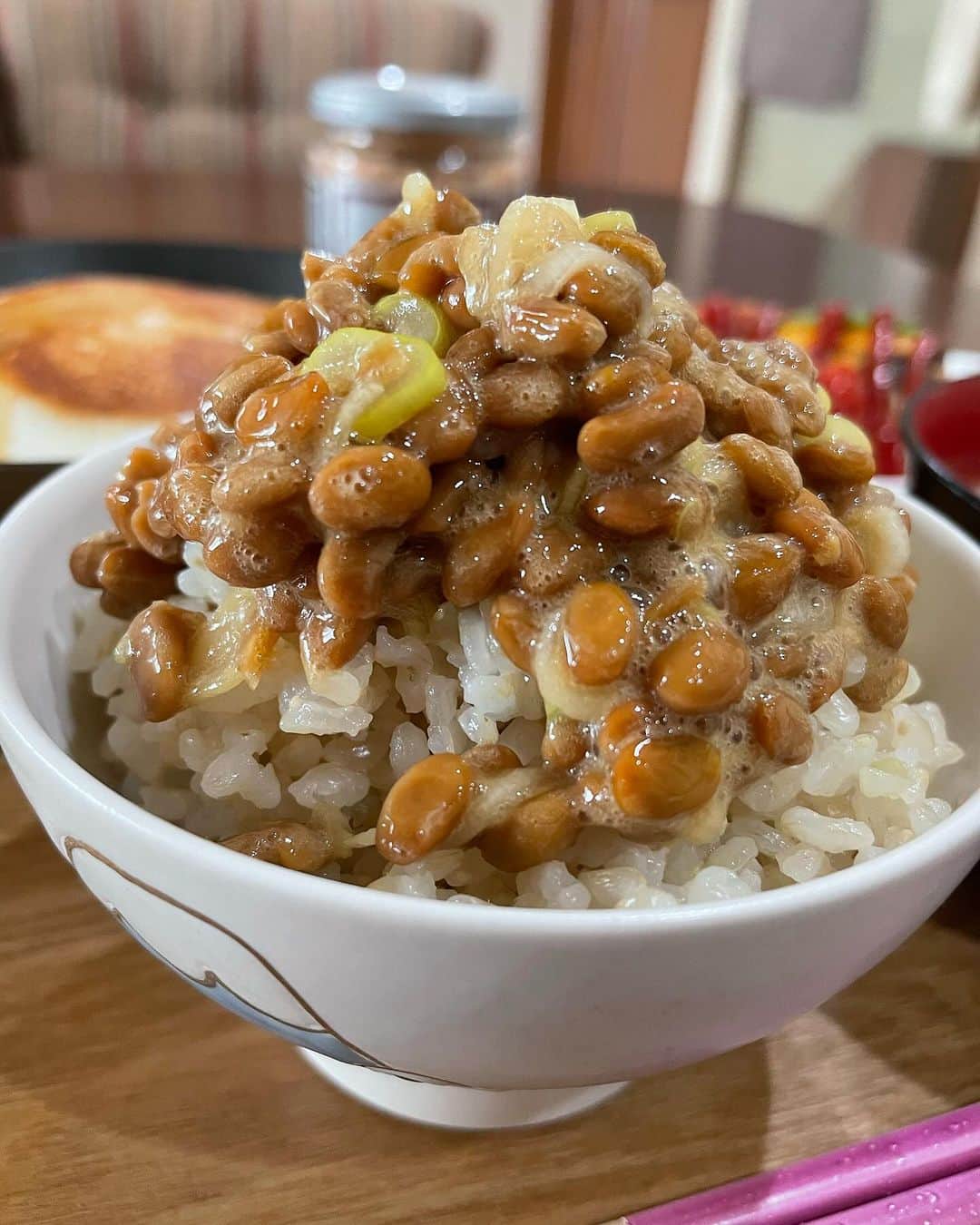 飯島直子さんのインスタグラム写真 - (飯島直子Instagram)「こんにちは^ - ^♪  こちらは晴天です  日が差しキモチいい  外は暖かいですが、家の水は冷たいです^_^  昨夜は帰宅後、家にある一番大きな鍋で湯を沸かし  タオルで寒風摩擦  思いのほかキモチ良かったです  洗髪？もちろんしてません  一日洗わなくてもあの世にはいきません^_^  胃大腸の検査は準備が大変ですが  一年に一度の修行だと思ってみんな頑張ってやろうね  大腸に関してはポリープがなければ二、三年に一回で良いともいわれてるよ  わたしは毎年ポリープができるので一年に一度やってます^ - ^  今年で9年目です  昨日は検査後にリハーサルへ参加しましたが 麻酔が残っていたのか  ほとんど記憶にありません^_^  26.27.28日のへんじすこしです＾＾  めぐみ56才誕生日おめでとう♪ 誕生日ランチに行こうと思ったら…大変だったね 義父は大丈夫だったかな…めぐみもお腹と腰大事にしてね(*´-`)今日はお祝いできるといいな… 色々あるけど健康に気をつけて元気に良い一年にしてね♪いつもありがとう♪  totsu._.gram55才誕生日おめでとう♪ 体調はどうかな^ - ^お年頃気をつけようね^ - ^ 健康に気をつけステキな一年になりますように♪  すみか♪母になって11才！息子おめでとう♪ いい福の日…いいね^ - ^今日は焼肉でお祝いだね♡ カラダに気をつけステキな一年になりますように♪ いつもありがとう♪  sayo.m.one夫60才おめでとう♪久々の娘とのショッピング楽しめてよかった^ - ^還暦お祝い盛り上がったかな^ ^あなたも旦那さんも健康に気をつけステキな一年になりますように♪  伊豆も寒くて唇青紫の妖怪弘子^ - ^笑 急に寒くなってきたからね、体調崩さないよう気をつけてね！いつもありがとう♪  tama_kiya前髪辺りの円形脱毛…知らぬ間にストレス感じていたんだね、約三か月前のストレスと言われてるよ(´･_･`)更年期も…関係してるかな… 生えてきてよかったよ(*´∇｀*)  亡き母が大判海苔一枚使っておにぎり♪ あぁ…ステキな思い出だな…(*´-`)まり♪  抹茶♪  通りすがりの主婦理恵！煮込みうどんいいね〜♪  便秘、わたしは朝ぬるま湯をコップ一杯一気飲みしてるよ^ - ^胃腸が動き出して良い…気がする… あゆみ！  ikuyo.s.k.誕生日に夫とケンカしたまま… とりあえず、話し合いしてみようよ(´･_･`) 今のままだと生活しんどい…  にゃおちゃん^_^よろしく♪  外に出してる植木…あぁ…わたしも入れてあげなきや おでん美味しかった？横浜の直子！  小銀ママ久しぶり^ - ^元気だったかな？ ご丁寧なご挨拶ありがとう♪これから氷点下に！ 風邪ひかないようにね！来年もどうぞよろしくね♪  さなえ、体調戻らないのね…もう一度病院で診てもらおう、年始元気で迎えられるためにね(*´-`)  abmormala♪ワンちゃんかわいいね♡ここに友達いっぱいいるよ^ - ^わたしもいるよ！  marcy_iあぁ、、治療辛くて大変だけどがんばってるね（ ; ; ）応援してるからね！ファイトᕦ(ò_óˇ)ᕤ  へんじができなく時差があってごめんねヽ(；▽；)ノ  今朝は大盛りごはん  味噌汁(カボチャ、にんじん、ネギ)  オムレツてきな(しなしなほうれん草、トマト)  ハンペンツナ(ツナ缶、チーズ、マヨネーズ)  食のありがたみを痛感  水曜日！今日もがんばり過ぎずがんばろうね( ´ ▽ ` )ﾉ♡  わたしは銭湯行ってきます^ - ^」11月29日 13時38分 - naoko_iijima_705_official