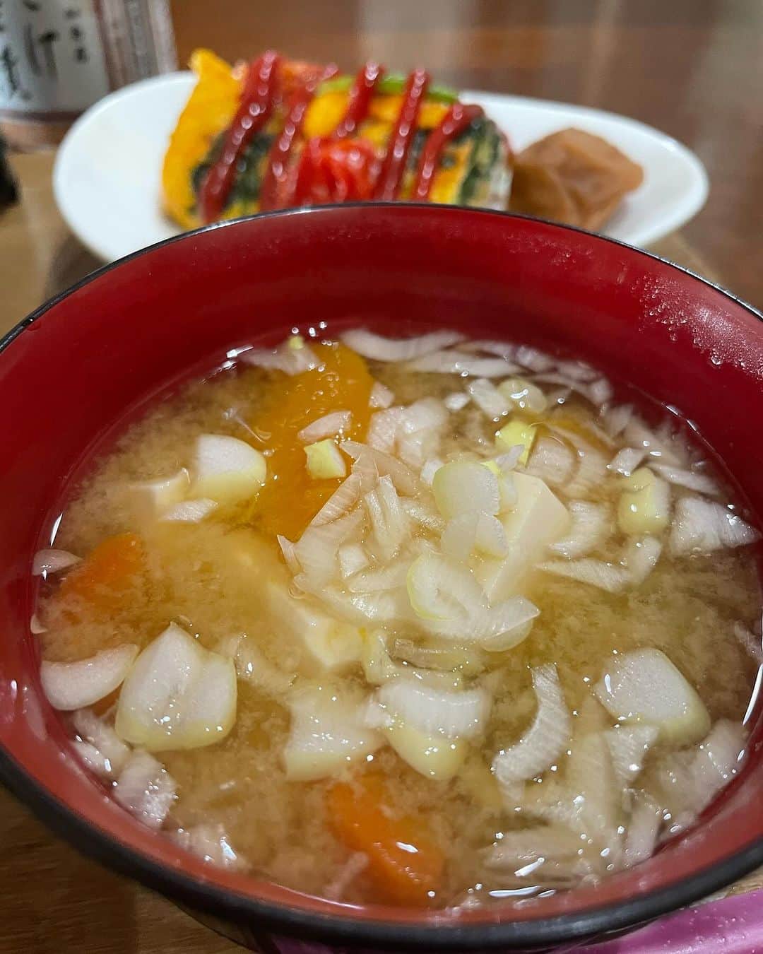 飯島直子さんのインスタグラム写真 - (飯島直子Instagram)「こんにちは^ - ^♪  こちらは晴天です  日が差しキモチいい  外は暖かいですが、家の水は冷たいです^_^  昨夜は帰宅後、家にある一番大きな鍋で湯を沸かし  タオルで寒風摩擦  思いのほかキモチ良かったです  洗髪？もちろんしてません  一日洗わなくてもあの世にはいきません^_^  胃大腸の検査は準備が大変ですが  一年に一度の修行だと思ってみんな頑張ってやろうね  大腸に関してはポリープがなければ二、三年に一回で良いともいわれてるよ  わたしは毎年ポリープができるので一年に一度やってます^ - ^  今年で9年目です  昨日は検査後にリハーサルへ参加しましたが 麻酔が残っていたのか  ほとんど記憶にありません^_^  26.27.28日のへんじすこしです＾＾  めぐみ56才誕生日おめでとう♪ 誕生日ランチに行こうと思ったら…大変だったね 義父は大丈夫だったかな…めぐみもお腹と腰大事にしてね(*´-`)今日はお祝いできるといいな… 色々あるけど健康に気をつけて元気に良い一年にしてね♪いつもありがとう♪  totsu._.gram55才誕生日おめでとう♪ 体調はどうかな^ - ^お年頃気をつけようね^ - ^ 健康に気をつけステキな一年になりますように♪  すみか♪母になって11才！息子おめでとう♪ いい福の日…いいね^ - ^今日は焼肉でお祝いだね♡ カラダに気をつけステキな一年になりますように♪ いつもありがとう♪  sayo.m.one夫60才おめでとう♪久々の娘とのショッピング楽しめてよかった^ - ^還暦お祝い盛り上がったかな^ ^あなたも旦那さんも健康に気をつけステキな一年になりますように♪  伊豆も寒くて唇青紫の妖怪弘子^ - ^笑 急に寒くなってきたからね、体調崩さないよう気をつけてね！いつもありがとう♪  tama_kiya前髪辺りの円形脱毛…知らぬ間にストレス感じていたんだね、約三か月前のストレスと言われてるよ(´･_･`)更年期も…関係してるかな… 生えてきてよかったよ(*´∇｀*)  亡き母が大判海苔一枚使っておにぎり♪ あぁ…ステキな思い出だな…(*´-`)まり♪  抹茶♪  通りすがりの主婦理恵！煮込みうどんいいね〜♪  便秘、わたしは朝ぬるま湯をコップ一杯一気飲みしてるよ^ - ^胃腸が動き出して良い…気がする… あゆみ！  ikuyo.s.k.誕生日に夫とケンカしたまま… とりあえず、話し合いしてみようよ(´･_･`) 今のままだと生活しんどい…  にゃおちゃん^_^よろしく♪  外に出してる植木…あぁ…わたしも入れてあげなきや おでん美味しかった？横浜の直子！  小銀ママ久しぶり^ - ^元気だったかな？ ご丁寧なご挨拶ありがとう♪これから氷点下に！ 風邪ひかないようにね！来年もどうぞよろしくね♪  さなえ、体調戻らないのね…もう一度病院で診てもらおう、年始元気で迎えられるためにね(*´-`)  abmormala♪ワンちゃんかわいいね♡ここに友達いっぱいいるよ^ - ^わたしもいるよ！  marcy_iあぁ、、治療辛くて大変だけどがんばってるね（ ; ; ）応援してるからね！ファイトᕦ(ò_óˇ)ᕤ  へんじができなく時差があってごめんねヽ(；▽；)ノ  今朝は大盛りごはん  味噌汁(カボチャ、にんじん、ネギ)  オムレツてきな(しなしなほうれん草、トマト)  ハンペンツナ(ツナ缶、チーズ、マヨネーズ)  食のありがたみを痛感  水曜日！今日もがんばり過ぎずがんばろうね( ´ ▽ ` )ﾉ♡  わたしは銭湯行ってきます^ - ^」11月29日 13時38分 - naoko_iijima_705_official
