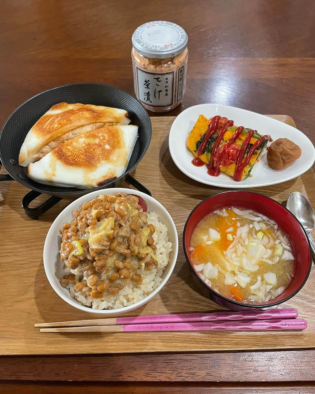 飯島直子さんのインスタグラム写真 - (飯島直子Instagram)「こんにちは^ - ^♪  こちらは晴天です  日が差しキモチいい  外は暖かいですが、家の水は冷たいです^_^  昨夜は帰宅後、家にある一番大きな鍋で湯を沸かし  タオルで寒風摩擦  思いのほかキモチ良かったです  洗髪？もちろんしてません  一日洗わなくてもあの世にはいきません^_^  胃大腸の検査は準備が大変ですが  一年に一度の修行だと思ってみんな頑張ってやろうね  大腸に関してはポリープがなければ二、三年に一回で良いともいわれてるよ  わたしは毎年ポリープができるので一年に一度やってます^ - ^  今年で9年目です  昨日は検査後にリハーサルへ参加しましたが 麻酔が残っていたのか  ほとんど記憶にありません^_^  26.27.28日のへんじすこしです＾＾  めぐみ56才誕生日おめでとう♪ 誕生日ランチに行こうと思ったら…大変だったね 義父は大丈夫だったかな…めぐみもお腹と腰大事にしてね(*´-`)今日はお祝いできるといいな… 色々あるけど健康に気をつけて元気に良い一年にしてね♪いつもありがとう♪  totsu._.gram55才誕生日おめでとう♪ 体調はどうかな^ - ^お年頃気をつけようね^ - ^ 健康に気をつけステキな一年になりますように♪  すみか♪母になって11才！息子おめでとう♪ いい福の日…いいね^ - ^今日は焼肉でお祝いだね♡ カラダに気をつけステキな一年になりますように♪ いつもありがとう♪  sayo.m.one夫60才おめでとう♪久々の娘とのショッピング楽しめてよかった^ - ^還暦お祝い盛り上がったかな^ ^あなたも旦那さんも健康に気をつけステキな一年になりますように♪  伊豆も寒くて唇青紫の妖怪弘子^ - ^笑 急に寒くなってきたからね、体調崩さないよう気をつけてね！いつもありがとう♪  tama_kiya前髪辺りの円形脱毛…知らぬ間にストレス感じていたんだね、約三か月前のストレスと言われてるよ(´･_･`)更年期も…関係してるかな… 生えてきてよかったよ(*´∇｀*)  亡き母が大判海苔一枚使っておにぎり♪ あぁ…ステキな思い出だな…(*´-`)まり♪  抹茶♪  通りすがりの主婦理恵！煮込みうどんいいね〜♪  便秘、わたしは朝ぬるま湯をコップ一杯一気飲みしてるよ^ - ^胃腸が動き出して良い…気がする… あゆみ！  ikuyo.s.k.誕生日に夫とケンカしたまま… とりあえず、話し合いしてみようよ(´･_･`) 今のままだと生活しんどい…  にゃおちゃん^_^よろしく♪  外に出してる植木…あぁ…わたしも入れてあげなきや おでん美味しかった？横浜の直子！  小銀ママ久しぶり^ - ^元気だったかな？ ご丁寧なご挨拶ありがとう♪これから氷点下に！ 風邪ひかないようにね！来年もどうぞよろしくね♪  さなえ、体調戻らないのね…もう一度病院で診てもらおう、年始元気で迎えられるためにね(*´-`)  abmormala♪ワンちゃんかわいいね♡ここに友達いっぱいいるよ^ - ^わたしもいるよ！  marcy_iあぁ、、治療辛くて大変だけどがんばってるね（ ; ; ）応援してるからね！ファイトᕦ(ò_óˇ)ᕤ  へんじができなく時差があってごめんねヽ(；▽；)ノ  今朝は大盛りごはん  味噌汁(カボチャ、にんじん、ネギ)  オムレツてきな(しなしなほうれん草、トマト)  ハンペンツナ(ツナ缶、チーズ、マヨネーズ)  食のありがたみを痛感  水曜日！今日もがんばり過ぎずがんばろうね( ´ ▽ ` )ﾉ♡  わたしは銭湯行ってきます^ - ^」11月29日 13時38分 - naoko_iijima_705_official