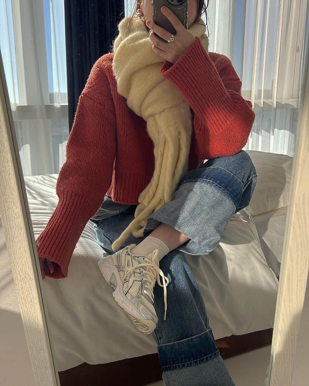 のインスタグラム：「'  朱色な色味なREDカラー🌶🍋 そこに淡いレモンを差し色に。 この組み合わせかわいい。💘  毎シーズン人気なジャガードシリーズを 今年はクロップド丈にしてみました！📏  真っ赤じゃなくて、少しオレンジみある 馴染みやすいRED KNIT🧶(本当こんな色味 デニム合わせは鉄かわですね。  これが本当使えてたまらんです。 ジャガードのしっかり肉厚感は健在で もっちもちのしっとり。 そのまま着てもよし、 シャツやロンTインしても良し👌  袖はリブ編みでロング丈、 ロールアップしてもポイントになって これまた可愛いのです。  ボリュームSK合わせたり とにかく短丈のバランスが取りやすく ワンピやシャツワンピなどの上から ばさっと着ても🤠  横のシルエットも たぽたぽなり過ぎず、スッキリ見え。 でも袖のざっくりなボリュームはあり！  マフラーは毎年お馴染みのサイズで 大判なワイドふわもけverも カラー違いで発売されます🧣  knit 12/2 19:00 -  muffler 12/2 19:00 - denim 発売中  @willfully_official  #willfully」