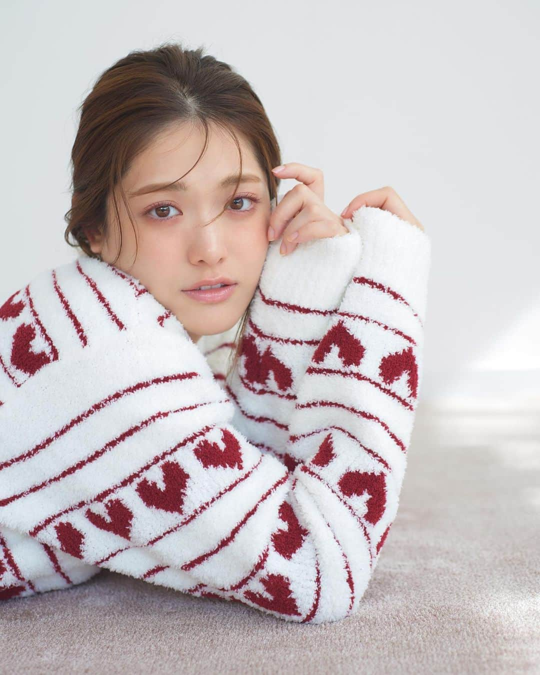 USAGI ONLINEさんのインスタグラム写真 - (USAGI ONLINEInstagram)「. ⁡ SNIDEL HOME 2023 HOLIDAY COLLECTION feat. Sayuri Matsumura  ⁡ ⁡ 松村沙友理さんが纏う✨ SNIDEL HONEから、 ステラブルーやシャンパンゴールドのカラーが煌めく ホリデーコレクションを公開🎄🩵 ⁡ オーナメントモチーフのトワルドジュイ、 個性豊かなジャガードシリーズ💎 ⁡ 生地にシアバター加工を施した、 クリスマスムード高まるコレクション...💫 ⁡ ⁡ 〈Information〉 ホリデーシーズンをさらに盛り上げる、 期間限定のスペシャルなラッピングをご用意しました🎁 ※数量限定のため、無くなり次第終了となります。 ⁡ ⁡ ⁡ #usagionline #ウサギオンライン #SNIDELHOME #スナイデルホーム #松村沙友理 #ルームウェア #クリスマスプレゼント」11月29日 13時42分 - usagionline