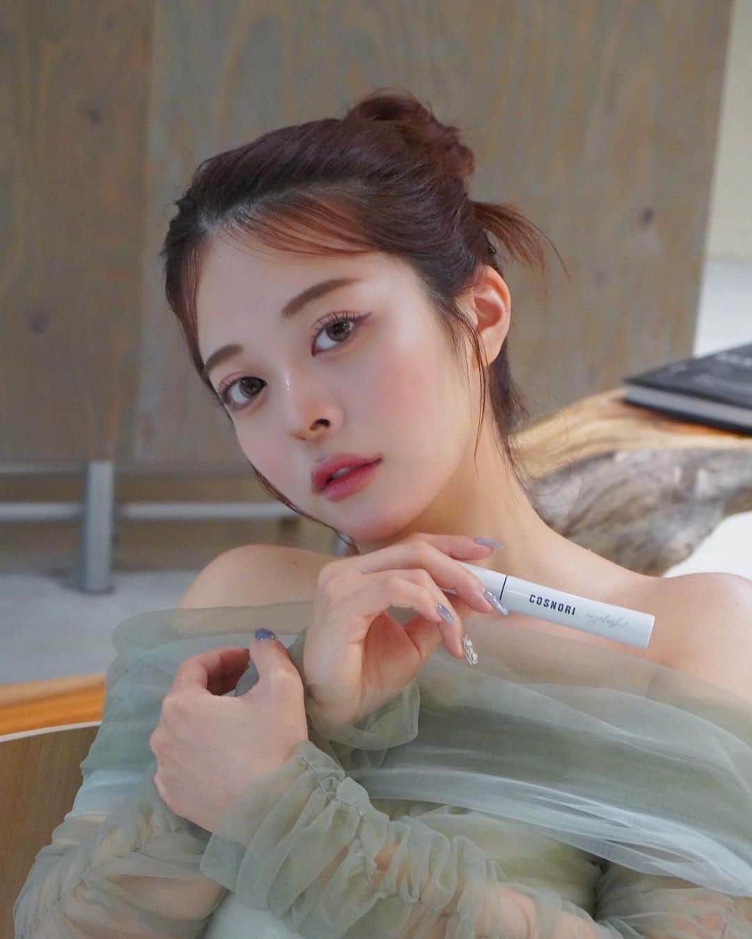 牛江桃子（ももち）さんのインスタグラム写真 - (牛江桃子（ももち）Instagram)「⁡ ⁡ ⁡ 大大大好きな韓国コスメブランド､ @cosnori_jp のロングアクティブアイラッシュセラム 👀♡  ⁡ 私は､寝る前＆マスカラ前にも塗ってる🌙 油分ゼロのウォーターベースだから､まつ毛パーマ＆まつ毛エクステ後も使用OKなの。最高すぎない？🙆‍♀️💞 そして､COSNORI独自設計のCカール型ブラシとボールチップが、まつ毛の根本までめちゃんこ塗りやすいのが本当に好き。そして美容液の懸念の、色素沈着も全然しなかった！！良！！！！！ ⁡ メガ割で安くなってるので、この機会にみんなも是非使ってみて！凄く良かったヨ､､🙆‍♀️💞 ⁡ ⁡ ⁡ #PR #コスノリ #まつ毛美容液 #Qoo10メガ割 #メガ割 #COSNORI」11月29日 19時30分 - momochi.661