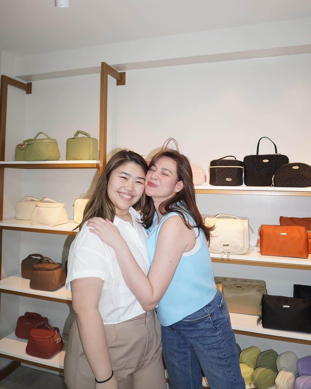 ベア・アロンゾのインスタグラム：「The Bash office is finally done, and we’re thrilled that we can do all our meetings here! Shoutout to my partners in bash for doing this with me!!❤️ Love you girls! 🥹   Btw, we’re still in Noel Bazaar until tomorrow! Don’t miss out on getting your favorite items before we run out of stocks (again!🥰). Of course, we are available on Lazada, Shopee, and Tiktok Shop. Link in bio 👆🏻 @bash.manila」