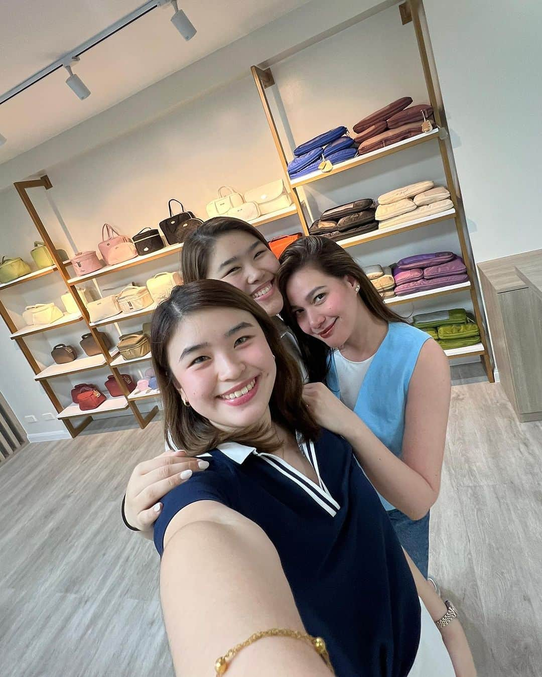 ベア・アロンゾさんのインスタグラム写真 - (ベア・アロンゾInstagram)「The Bash office is finally done, and we’re thrilled that we can do all our meetings here! Shoutout to my partners in bash for doing this with me!!❤️ Love you girls! 🥹   Btw, we’re still in Noel Bazaar until tomorrow! Don’t miss out on getting your favorite items before we run out of stocks (again!🥰). Of course, we are available on Lazada, Shopee, and Tiktok Shop. Link in bio 👆🏻 @bash.manila」11月29日 14時04分 - beaalonzo