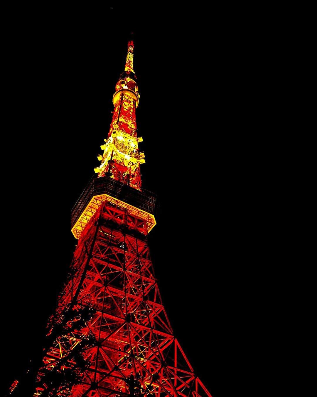 辻沢由有（BIANCA CLNIC 表参道院 院長）のインスタグラム：「18歳で大分の田舎から上京した時、 「うわぁ東京だ！！！」って感じた風景…  渋谷の人混み、新宿のビル街、そして東京タワー。  久々に近くで見た東京タワーは あの時の気持ちを無条件に思い出させてくれる やっぱり、来るだけでパワーをもらえる場所。 （“エモい”はもう死語ってほんとですか？）  ふぅ。今年ももう一踏ん張り、頑張りましょ❤️‍🩹  #tokyotower」
