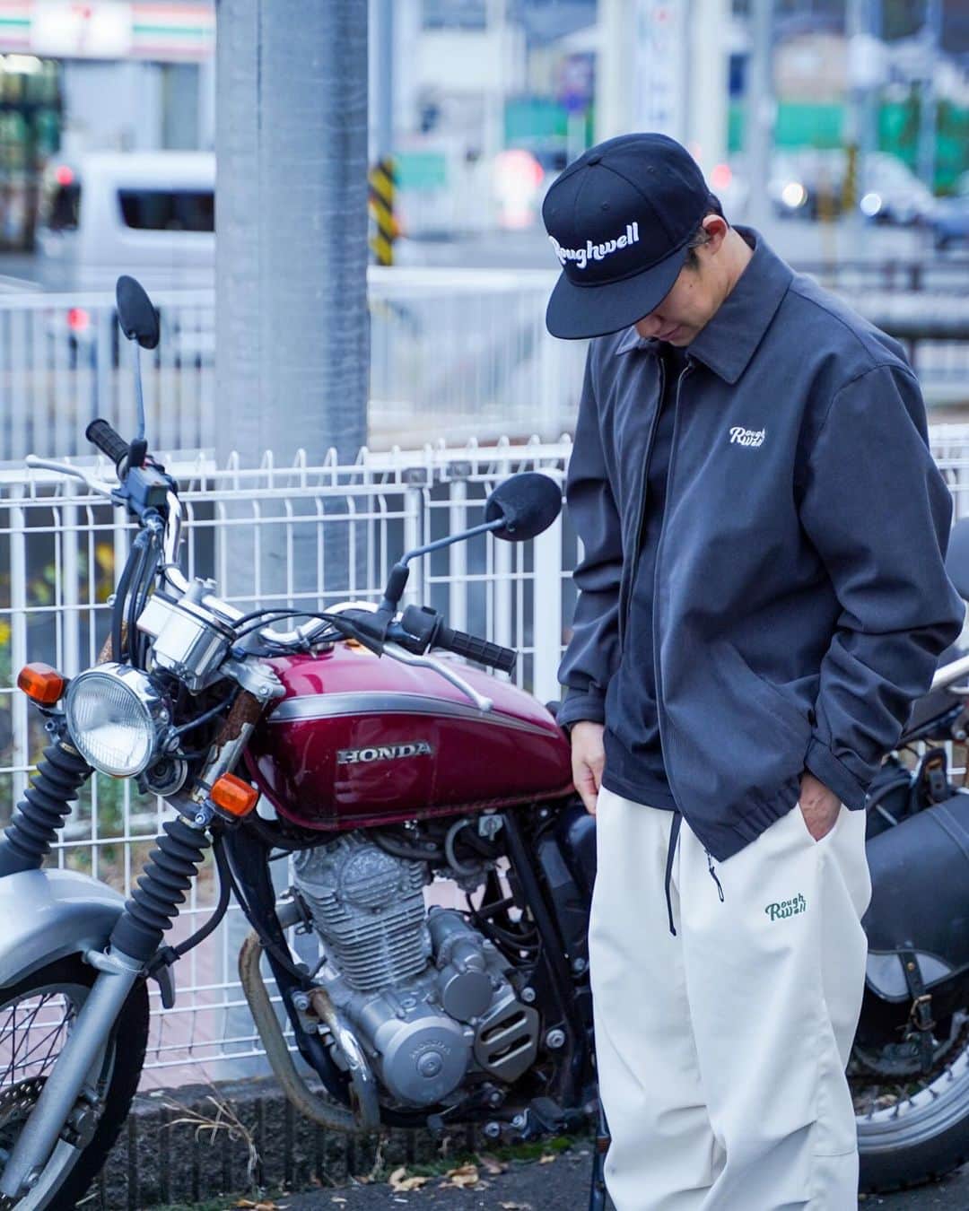 荒井陸さんのインスタグラム写真 - (荒井陸Instagram)「November is coming to an end🍁 It's getting colder in Japan🤧🇯🇵  📸 @uno_videocreator  #fashion #outdoor #bike」11月29日 14時06分 - a2desu