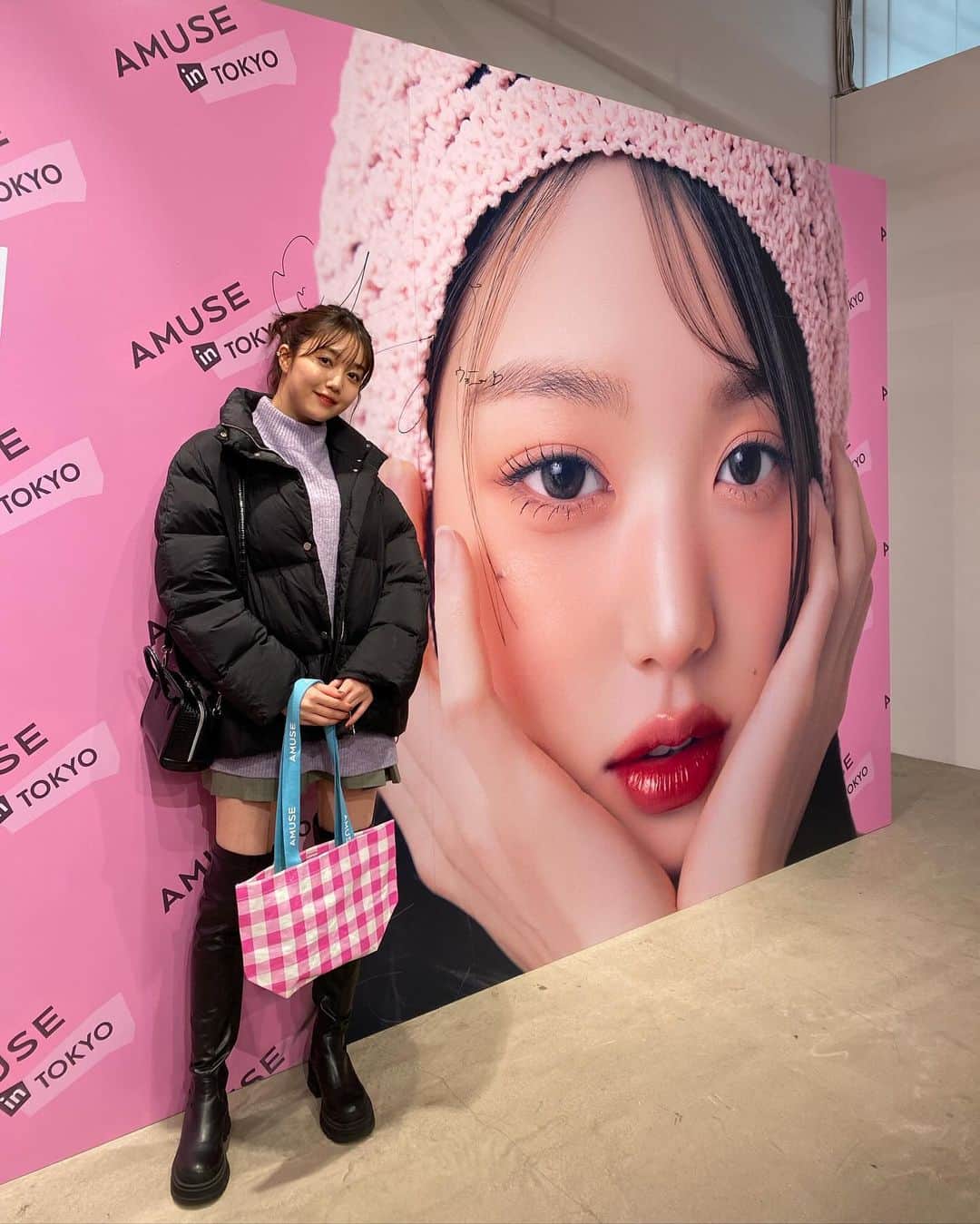 松川菜々花さんのインスタグラム写真 - (松川菜々花Instagram)「・ アミューズコスメのイベントへ！！ ピンクの世界で、私の好きなティントとかファンデとか沢山あって幸せ空間だった♡  クッションファンデ気になったからゲットしようと思う👍  リップケースも可愛すぎた…  #amuse #アミューズ #ビーガンメイク #ジェルフィットティント」11月29日 14時20分 - matsukawa__nanaka