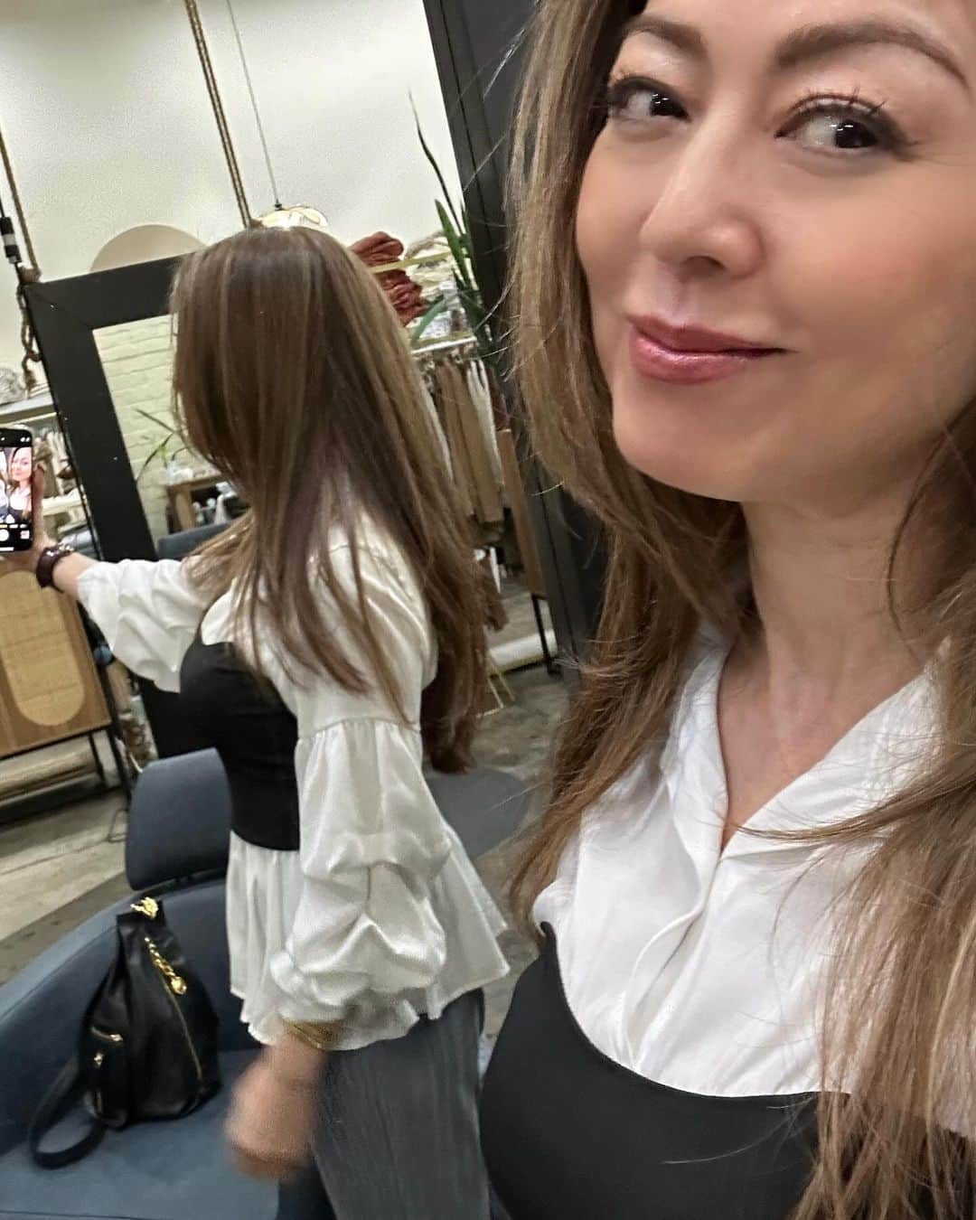 武田久美子さんのインスタグラム写真 - (武田久美子Instagram)「. アメリカ🇺🇸では カラーリングしかしてない私のヘアースタイリストが トリミングをしたいって言ってくれたので結構切りました! 私はヘアスタイルでイメージを変えようとは思っていません。 何故ならば顔の印象が強いのか？^_^ 過去に色々やっても 身近な人も気付かずなのです💜  #hair #longhair」11月29日 14時16分 - kumikotakedaofficial
