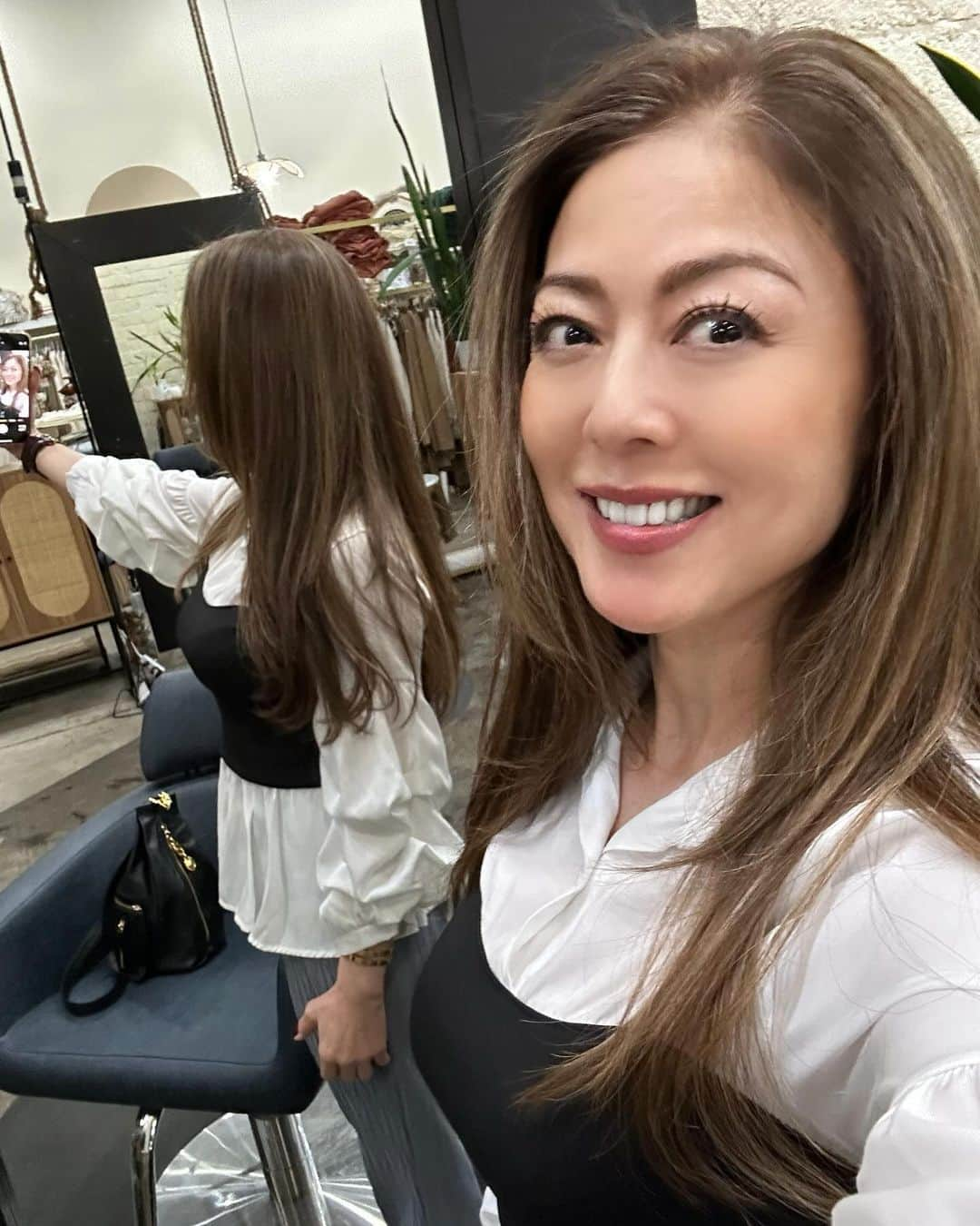 武田久美子のインスタグラム：「. アメリカ🇺🇸では カラーリングしかしてない私のヘアースタイリストが トリミングをしたいって言ってくれたので結構切りました! 私はヘアスタイルでイメージを変えようとは思っていません。 何故ならば顔の印象が強いのか？^_^ 過去に色々やっても 身近な人も気付かずなのです💜  #hair #longhair」