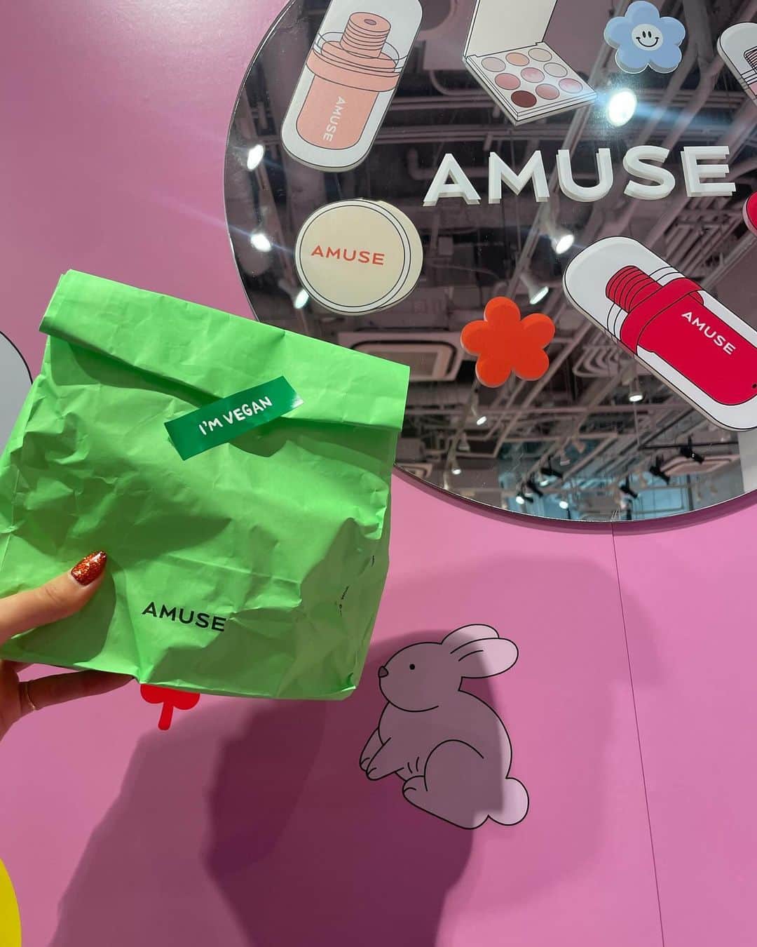 エリカ・セイラさんのインスタグラム写真 - (エリカ・セイラInstagram)「韓国のヴィーガンコスメブランド @amuse.jp のローンチパーティにご招待していただきました🩷  ピンク空間でかわいかったー🩷 動物実験無しで、動物性成分の不使用の素晴らしいブランド🐇🩷  ジェルフィットティントは、ベタつかないのに潤って、発色も良くて最高🩷  #AMUSE #アミューズ #ビーガンメイク #ジェルフィットティント  #韓国コスメ #韓国メイク #ウォニョン #jangwonyoung #wonyoung #koreanmakeup #veganmakeup #vegancosmetics #ヴィーガン #ヴィーガンコスメ #crueltyfree #crueltyfreebeauty #crueltyfreemakeup #vegan #veganbeauty #動物実験反対 #againstanimaltesting #渋谷 #Shibuya #kbeauty #Koreanbeauty #IVE #Kpop #kpopidol #クルエルティフリー #韓国美容」11月29日 14時23分 - erica_sarah_