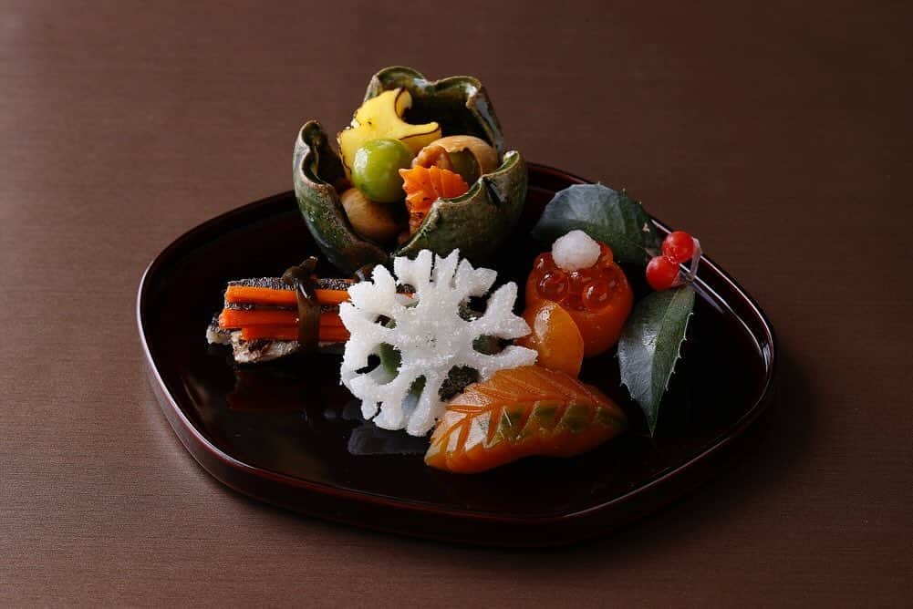 東京會舘さんのインスタグラム写真 - (東京會舘Instagram)「【師走の季節感を日本料理で楽しむ　八千代の会席料理】 日本料理 八千代では、会食機会の増える12月に、師走の季節感をお楽しみいただける「光風会席」をご提供しております。12月26日（火)までのご提供ですので、ご接待やお祝いの会食、日本料理でのクリスマスディナーや忘年会など幅広いシーンでご利用いただけます。 ⁡ ●光風会席 冬至の季節の行事食にはじまり、古くから縁起がよいとされて年末に食される食材や、鮟鱇や虎ふぐ、九絵、伊勢海老、国産牛サーロインなど、日本の師走の御馳走をご堪能いただける会席料理です。年越しそばもご提供し、一年の締めくくりにふさわしい贅沢で日本の伝統を感じるお料理をご提供します。季節感を表現しながら来年の幸運や長寿を願って作られる日本料理は、大切な方との忘年会や日本文化にご関心のある外国のお客様とのご会食の機会としてもおすすめです。 ⁡ 御品書: 冬至（小豆粥、床節）／運盛り（金柑いくら、銀杏、雪花蓮根、大原女人参、木の葉南瓜）／風呂吹き（鮟鱇、大根、肝味噌）／福引（虎福てっさ）／砂落とし（銀鱈西京焼、近江蒟蒻白和え）／焚火（和牛サーロイン朴葉焼）／柚子湯（湯豆腐、九絵、土佐醤油）／上げ物（伊勢海老黄金揚）／年越し（鰊そば）／水菓子 ⁡ #東京會舘 #八千代 #東京 #銀座 #有楽町 #丸の内 #丸の内グルメ #期間限定 #師走 #ディナー #会席 #会席料理 #縁起物 #鮟鱇 #あんこう #とらふぐ #河豚料理 #サーロイン #湯豆腐 #伊勢海老 #年越しそば #忘年会 #接待 #tokyokaikan #tokyo #marunouchi #ginza #yurakucho #dinner #yachiyo」11月29日 14時25分 - tokyokaikan