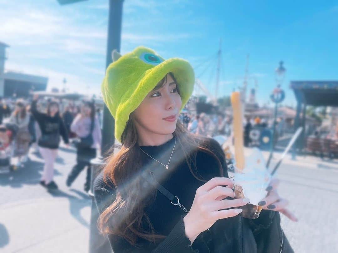 星川凛々花 （仁美まどか）のインスタグラム：「ギョロ目ちゃん~🔋💚  #disnysea #disneyland #ディズニーランド40周年 #モンスターズインク #マイク #タワーオブテラー 乗れない」