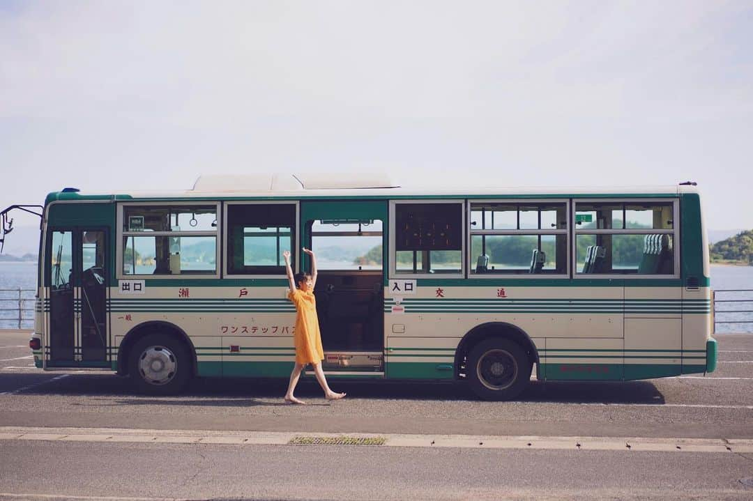 福田朱里さんのインスタグラム写真 - (福田朱里Instagram)「島のバス🍊 日常的にこの穏やかな瀬戸内海を望めるの、素敵。 BLT12月号アンケートは12/1締切ですよ〜  #瀬戸交通 #瀬戸内 #宗方港 #愛媛 #今治 #バス #路線バス #市バス #ローカル線 #ローカル線の旅 #地方暮らし #四国 #愛媛 #広島 #向島 #ワンステップバス #グラビア #フィルム写真 #アイドル #ナチュラルメイク #オレンジ #blt #setouchigram #Setouchi #idol #stu48 #japantravel #japanlife #sea #hiromashima #japanesegirl」11月29日 14時26分 - akaringo_stu48