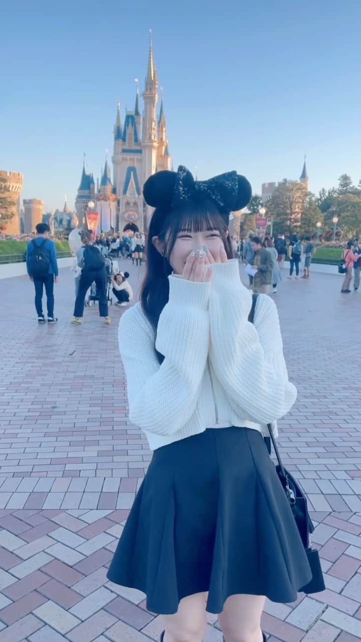 一宮彩夏のインスタグラム：「上京してやっとディズニー行けたそ 楽しかったなぁ💭 1日オフの日はディズニーに行こうと思いました🏰🐭💓 初心者なので乗った方がいいのとか食べ物とかいろいろ教えてください|´-`)  #ディズニーランド#ディズニー #ディズニーカチューシャ#ディズニーフード   #リール動画 #idol  #japanidol #ootd #ootdfashion#自撮り#巻き髪#ニット#ガーリーコーデ #ミニーカチューシャ」