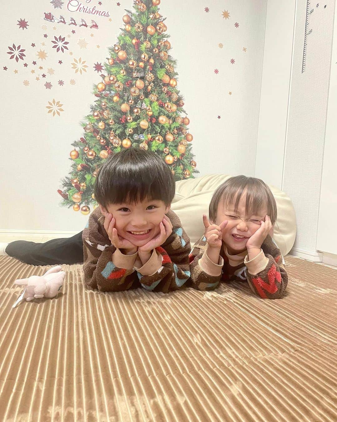 長谷川真美さんのインスタグラム写真 - (長谷川真美Instagram)「#子ども部屋 の #模様替え 🎄 @staff_ranranのラグマット リアグル2/LIAGRE2（約130×190cm）を💕  気持ちよく可愛いだけでなく機能的💡  中には厚み約10㎜のウレタンフォームを使用しているから 防音効果もあるので下の階への生活音も軽減して嬉しい🙌 衝撃も和らげ怪我の防止にもなるよ✨  ラグ全体の厚みは20㎜で ゴロンと寝転んだり子どもたちも嬉しそう💗  コーデュロイの凹凸デザインが ウッド系のインテリアとの相性もよく素敵！ 裏面も不織布織りで滑り止め付き！ カラーは4色展開で 今回ゲットしたのはブラウンだよ😁  PR @staff_ranran #おしゃれインテリア #おしゃれな部屋 #インテリア通販 #InteriorShopRANRAN #リビングインテリア #ラグマット」11月29日 14時26分 - maami.hase