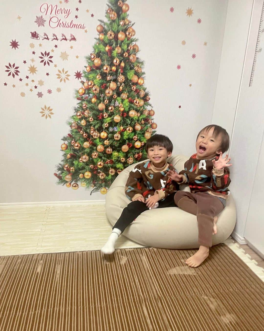 長谷川真美さんのインスタグラム写真 - (長谷川真美Instagram)「#子ども部屋 の #模様替え 🎄 @staff_ranranのラグマット リアグル2/LIAGRE2（約130×190cm）を💕  気持ちよく可愛いだけでなく機能的💡  中には厚み約10㎜のウレタンフォームを使用しているから 防音効果もあるので下の階への生活音も軽減して嬉しい🙌 衝撃も和らげ怪我の防止にもなるよ✨  ラグ全体の厚みは20㎜で ゴロンと寝転んだり子どもたちも嬉しそう💗  コーデュロイの凹凸デザインが ウッド系のインテリアとの相性もよく素敵！ 裏面も不織布織りで滑り止め付き！ カラーは4色展開で 今回ゲットしたのはブラウンだよ😁  PR @staff_ranran #おしゃれインテリア #おしゃれな部屋 #インテリア通販 #InteriorShopRANRAN #リビングインテリア #ラグマット」11月29日 14時26分 - maami.hase