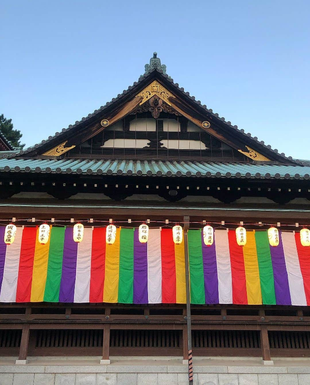 榊山敬代のインスタグラム：「🌸🙏… ・ １０月の前半では 池上大坊本行寺へ  この度はお会式の行事には 参加できませんでしたけれ ど夕方頃に貫主さまへご挨 拶もかねまして訪ねました  お会式とは  日蓮聖人御入滅の地である 池上大坊と池上本門寺では  例年10 月11 日より日蓮聖人の 命日である13 日にかけて行わ れ古来より特に盛大なことで 知られておりまして中でも12  日夜の万灯練り供養では100  基以上の万灯が池上の街を練 り歩くとのことでこの日はそ の模様は見れませんでしたが  過去に一度だけ拝見させていただきま したけれどとても幻想的な行事でした  また貫主さまにご挨拶と共に 本堂の中にもご案内いただき  6月に開催されましたBMWの トークイベントの際に本堂を ご提供いただきました機会を 懐かしくおもいだしました時  お会式では本堂の雰囲気は 華やかに厳かに整えられて いまして記念に貴重な記録  そして  驚きましたのは貫主さまと 廊下を歩いていましたら日 蓮さまがご入滅された場所  池上家の土地をご寄付された 由緒ある池上家のご夫妻と偶 然ばったり出逢いまして池上 家ご夫妻には池上大坊の個展 に２回来廊いただいてまして  ご無沙汰しておりますと お久しぶりにご挨拶でき ましたタイミングも大変 うれしいひとコマでした  あまりにもタイミングが 素晴らしくて偶々この日 に訪れてみたらご挨拶を したい方にお会いできて　  ただただ感謝なのでした  今年は池上大坊本行寺に たくさんお世話になって ミラノ蓮光寺までご縁が 繋がりまして気がついた ら海外のお寺にも日本画 を奉納できる奇跡でした  このような背景もありまして  最近実験してみてますのは こうなりたいな…ではどう したらいいの哉という思考 よりもこのようなキモチで 生きたい…こんなふうに命 を燃やしたいと純粋な心も ちでイメージしてみますと  時間差はありますが エ！あの時イメージ していたまなざしが 現実に成っている…  と不思議ですが人生 不可能は無いのでは と感じるこの頃です  ただ現実は時間もお金もないし 無理無理と錯覚しているだけで  自らが何を望み どう在りたいか  というシンプルな焦点 が人生には必要なの哉  とまだビジョンの現実化は 実験中なのですが興味深く  毎日自らの思考と 向き合う日々の巻  今年も残り１ヶ月と あっという間に新年 を迎える前に来年は どのような心もちで 在りたいかなぁ…と  あらためて見つめるような １ヶ月にしたいと思います  最後から２枚目の画像は 日蓮さまが亡くなった時 に10月なのに桜を咲かせ たと伝えられております  御会式桜なのですが １０月ですのに桜が　 ポツポツと咲いてお りまして記念に撮影  最後の画像は蓮の作品をご依頼いただき 制作させていただきましたいわき市安立 寺の住職さまよりいただきましたお土産  いつもお土産ばかりいただいてスミマセン と前回もお土産を頂いておりましたところ  あなたはこういうご縁があるのよ〜 とニコニコ仏様のような眼差しにて 有り難く懐かしいいわき市の景色を おもいだしながらいただくのでした  #ごちそうさまでした  ６枚目の画像は　  池上大坊のキャラクター #みんなのだいぼうくん という今年からあらたに 発売されました#福石 です  それから後日知りましたが マスコットキャラクターの だいぼうくんと遭遇した方 がいらっしゃったそうです  会いたかったなぁ  いろいろなご縁に  ただただ感謝🙏  #池上大坊本行寺 #大田区 #お寺 #お寺好き #Tokyo #東京 #art #人生 #人生は素晴らしい #最近ついてる #毎日がスペシャル #人生思い出づくり #日本画家 の #外出こんなもん #心 #心もち #自問自答 #御会式桜」