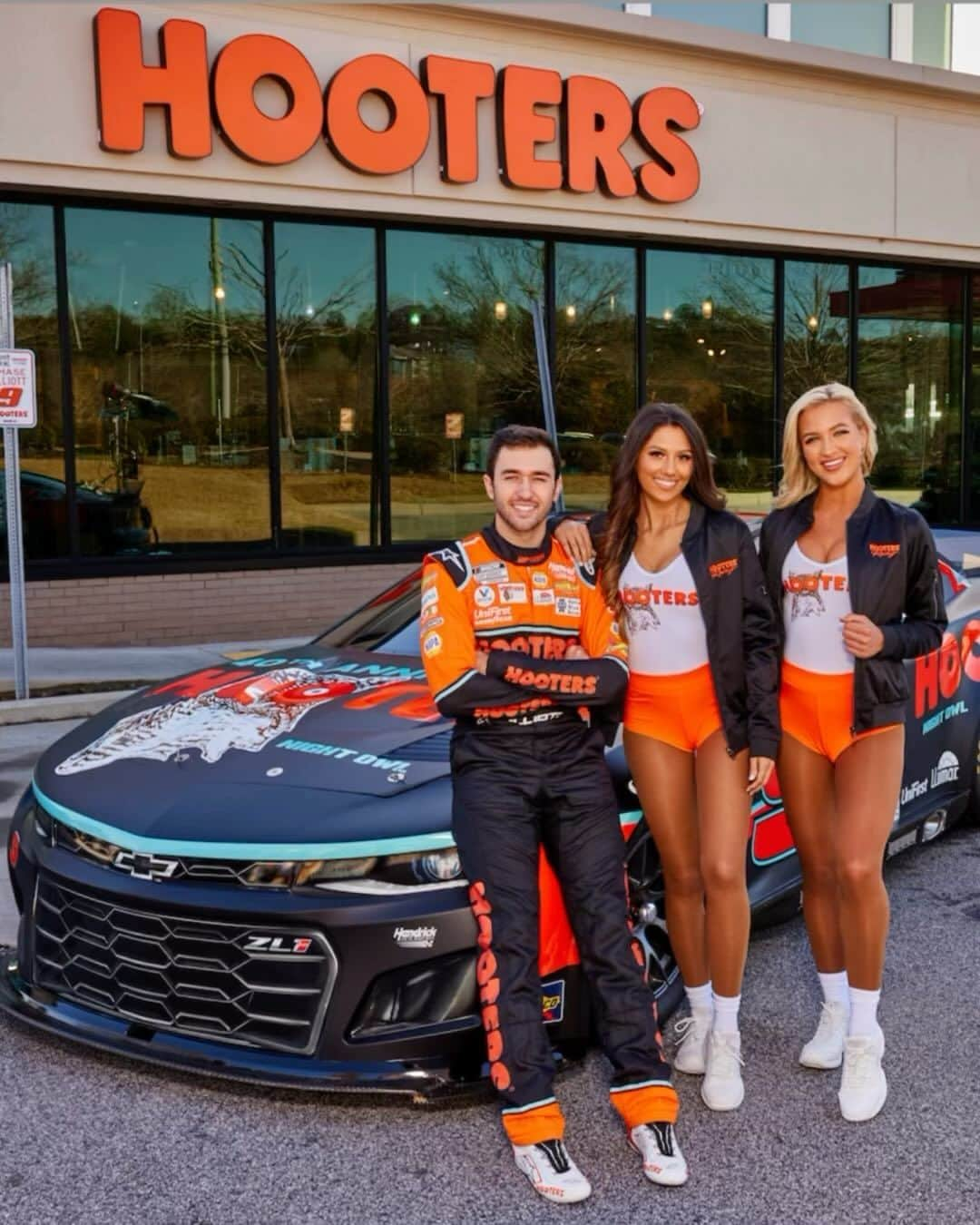 Hootersのインスタグラム：「Celebrating another lap around…the sun! Happy birthday, Chase Elliott🏁🔥」