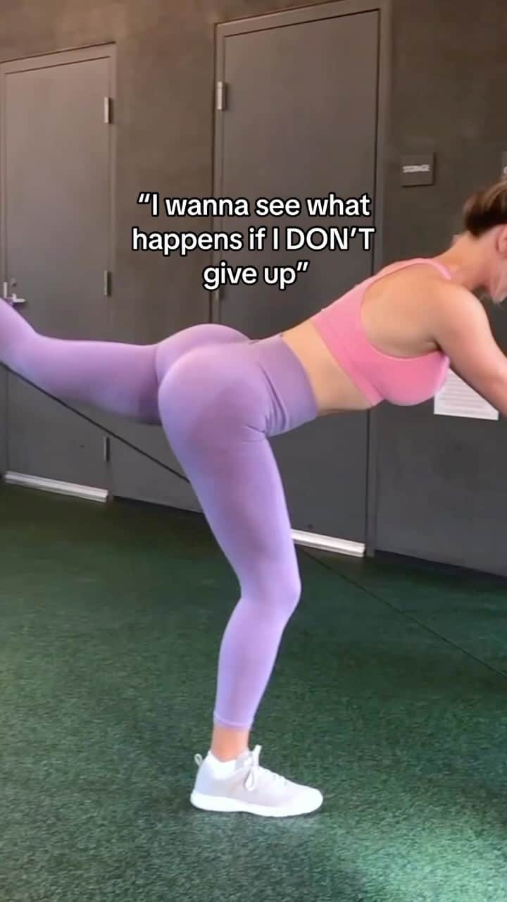 アンナ・ニコル・スミスのインスタグラム：「WHEN YOU DONT GIVE UP 🔥🤩  … that’s when the magic happens!!   A BIG congratulations to our other FIVE 10 week challenge winners!!!   @sofi.fbg and @danielafitbody @dalana.is.fit, @annaviktorija_sports, and @getfitlkfbg!! 😍🙌  I’ve watched each one of them CRUSH it these last 10 weeks and it shows… a moment for the muscle definition!! 👏💪🔥  This journey is never easy but it’s always worth it   Join me in giving each of these ladies a HUGE round of applause!! 👏👏👏   P.s. you have until midnight tonight to join with our Cyber Monday Flash Sale!! See you in the app!! 😉💪🔥   #transformation #fbgprogress #fitbdyapp #fbgcommunity #10weekchallenge」