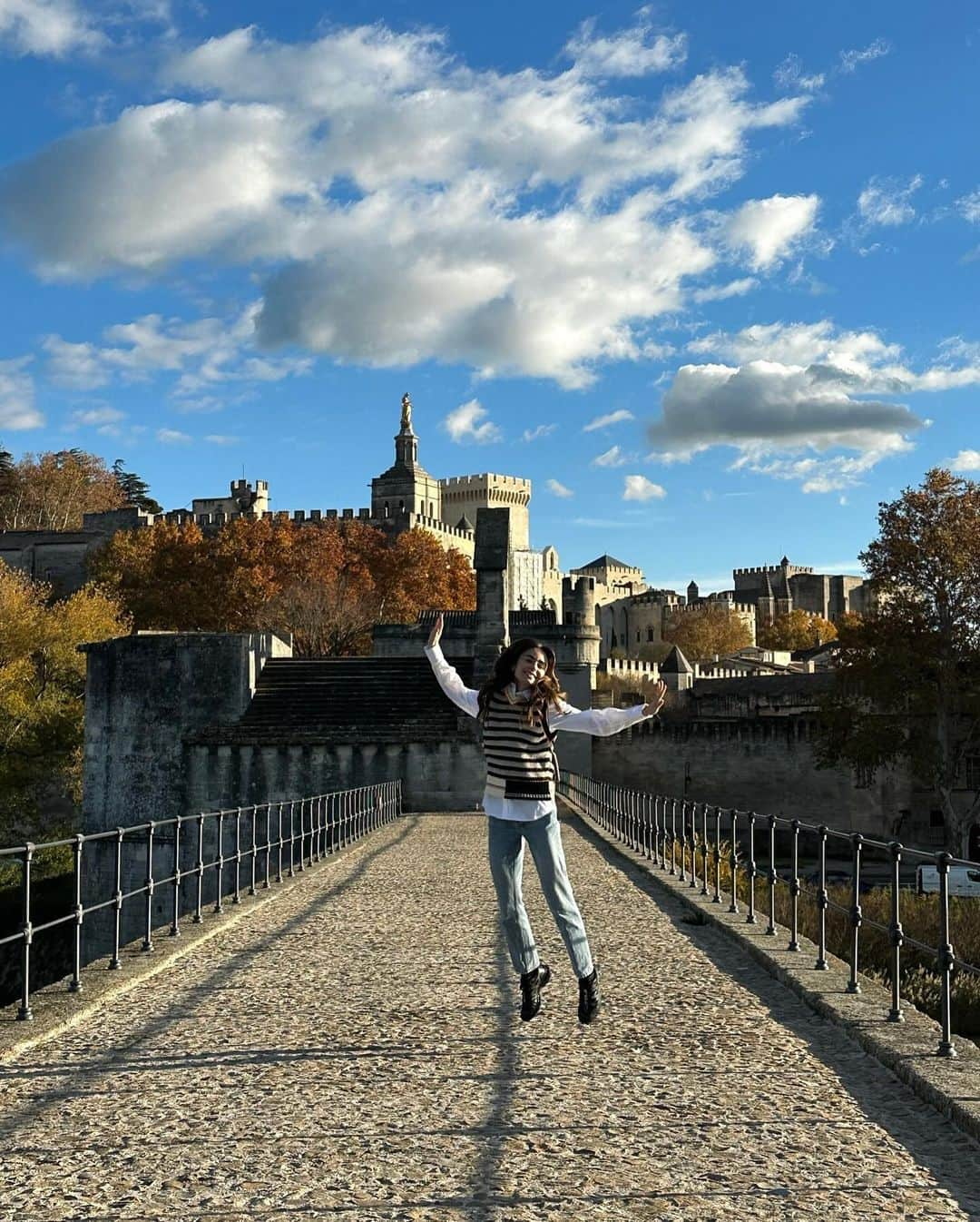 リリー・コリンズさんのインスタグラム写真 - (リリー・コリンズInstagram)「Blue skies, spirits high…」11月29日 5時48分 - lilyjcollins