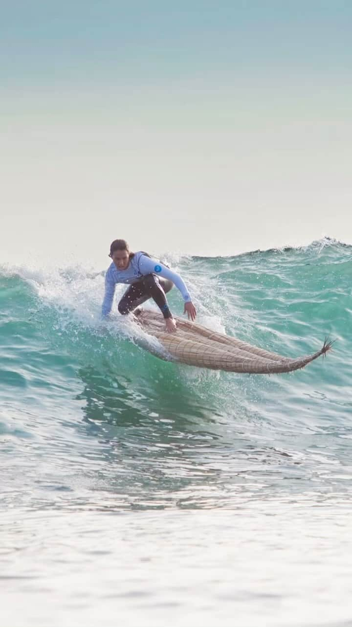 サリー・フィッツギボンズのインスタグラム：「So cool surfing on the original reed surfboards that locals surfed on back in the day and playing football with all the kids on this trip to Peru 🇵🇪 😍  Reflecting back on so many crazy adventures over the years in my book #LiveLikeSally Now available as an ebook 📖 Link in Bio」