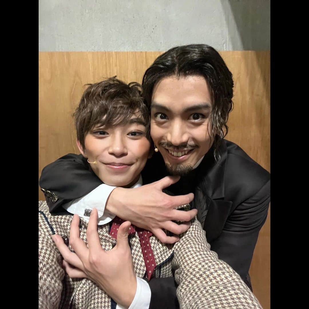 加藤清史郎さんのインスタグラム写真 - (加藤清史郎Instagram)「『LUPIN』帝劇(東京)千穐楽 ということは黒羽麻璃央氏、 くろばにゃんの大千穐楽！！！！ 　 　 いい写真が撮れたのであげます＾＾ 　 素敵なボーマニャンでした。 ここからは麻璃央くんの想いを、 座長の古川モンたさんを始めとする皆さんと一緒に継ぎ 心の中で麻璃央くんも地方に連れて行きます。 　 先に抜けた代わりに、美味しいものの写真いっぱい送ってやる！！ 　 思っていたより再会が早かったですが、 またまた近いうちに再開できるように、進み続けます。 　  　　 そして昔の写真引っ張り出してきたら 偶然おんなじ位置関係だったので、 　 パリではなく、 明治の東京で覇権を握ろうとしていた男とその側近 の写真も添えて。 　 　 #lupin #ルパン #カリオストロ伯爵夫人の秘密 #帝国劇場 #帝劇 #千穐楽 #地方はまだあるよ #イジドール #イジドールボートルレ#加藤清史郎 　 #黒羽麻璃央 #くろばにゃん #大千穐楽 @mario_kuroba  　 #るろうに剣心 #るろ剣 #志々雄真実 #瀬田宗次郎 #志々雄 #宗次郎」11月29日 6時05分 - kato_seishiro_official