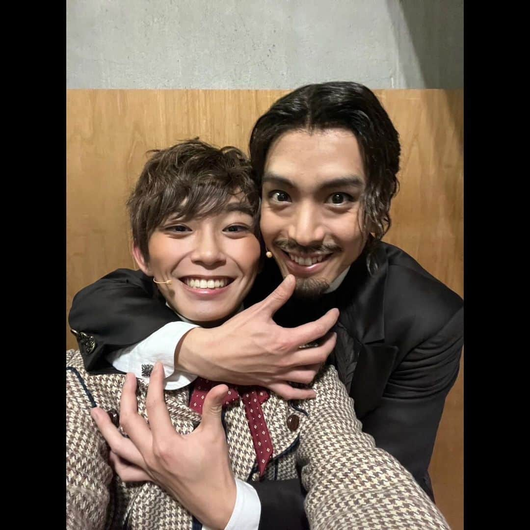 加藤清史郎さんのインスタグラム写真 - (加藤清史郎Instagram)「『LUPIN』帝劇(東京)千穐楽 ということは黒羽麻璃央氏、 くろばにゃんの大千穐楽！！！！ 　 　 いい写真が撮れたのであげます＾＾ 　 素敵なボーマニャンでした。 ここからは麻璃央くんの想いを、 座長の古川モンたさんを始めとする皆さんと一緒に継ぎ 心の中で麻璃央くんも地方に連れて行きます。 　 先に抜けた代わりに、美味しいものの写真いっぱい送ってやる！！ 　 思っていたより再会が早かったですが、 またまた近いうちに再開できるように、進み続けます。 　  　　 そして昔の写真引っ張り出してきたら 偶然おんなじ位置関係だったので、 　 パリではなく、 明治の東京で覇権を握ろうとしていた男とその側近 の写真も添えて。 　 　 #lupin #ルパン #カリオストロ伯爵夫人の秘密 #帝国劇場 #帝劇 #千穐楽 #地方はまだあるよ #イジドール #イジドールボートルレ#加藤清史郎 　 #黒羽麻璃央 #くろばにゃん #大千穐楽 @mario_kuroba  　 #るろうに剣心 #るろ剣 #志々雄真実 #瀬田宗次郎 #志々雄 #宗次郎」11月29日 6時05分 - kato_seishiro_official