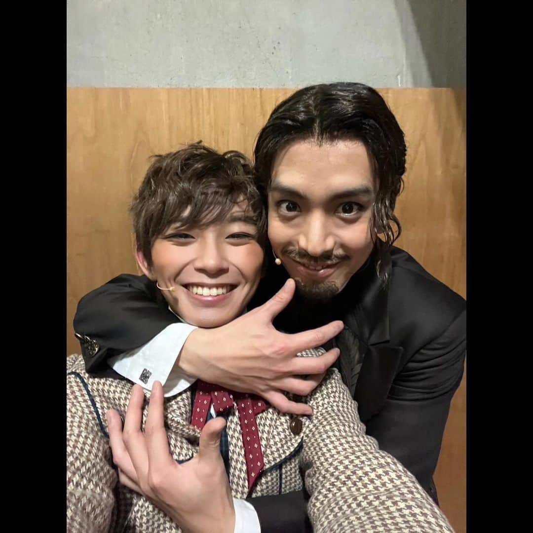 加藤清史郎さんのインスタグラム写真 - (加藤清史郎Instagram)「『LUPIN』帝劇(東京)千穐楽 ということは黒羽麻璃央氏、 くろばにゃんの大千穐楽！！！！ 　 　 いい写真が撮れたのであげます＾＾ 　 素敵なボーマニャンでした。 ここからは麻璃央くんの想いを、 座長の古川モンたさんを始めとする皆さんと一緒に継ぎ 心の中で麻璃央くんも地方に連れて行きます。 　 先に抜けた代わりに、美味しいものの写真いっぱい送ってやる！！ 　 思っていたより再会が早かったですが、 またまた近いうちに再開できるように、進み続けます。 　  　　 そして昔の写真引っ張り出してきたら 偶然おんなじ位置関係だったので、 　 パリではなく、 明治の東京で覇権を握ろうとしていた男とその側近 の写真も添えて。 　 　 #lupin #ルパン #カリオストロ伯爵夫人の秘密 #帝国劇場 #帝劇 #千穐楽 #地方はまだあるよ #イジドール #イジドールボートルレ#加藤清史郎 　 #黒羽麻璃央 #くろばにゃん #大千穐楽 @mario_kuroba  　 #るろうに剣心 #るろ剣 #志々雄真実 #瀬田宗次郎 #志々雄 #宗次郎」11月29日 6時05分 - kato_seishiro_official