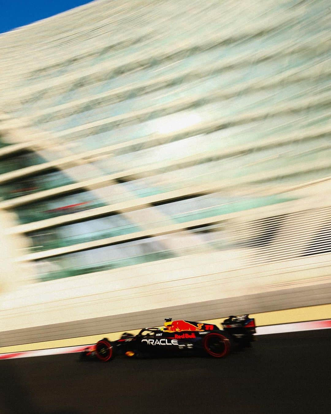 セルジオ・ペレスさんのインスタグラム写真 - (セルジオ・ペレスInstagram)「Happy to wrap up the era of the RB19, a historic car for the whole team. Finished with lots of laps and plenty of information to prepare for next year.   Time to rest a bit and enjoy time with my family.  Thanks everyone for a great year!   Contento de terminar la era del RB19, un coche histórico para todo el equipo. Cerramos con muchas vueltas y buena información para preparar el año que entra.  Ahora a descansar un poco y a disfrutar de mi familia.  ¡Gracias a todos por un gran año!  #SP11」11月29日 6時09分 - schecoperez