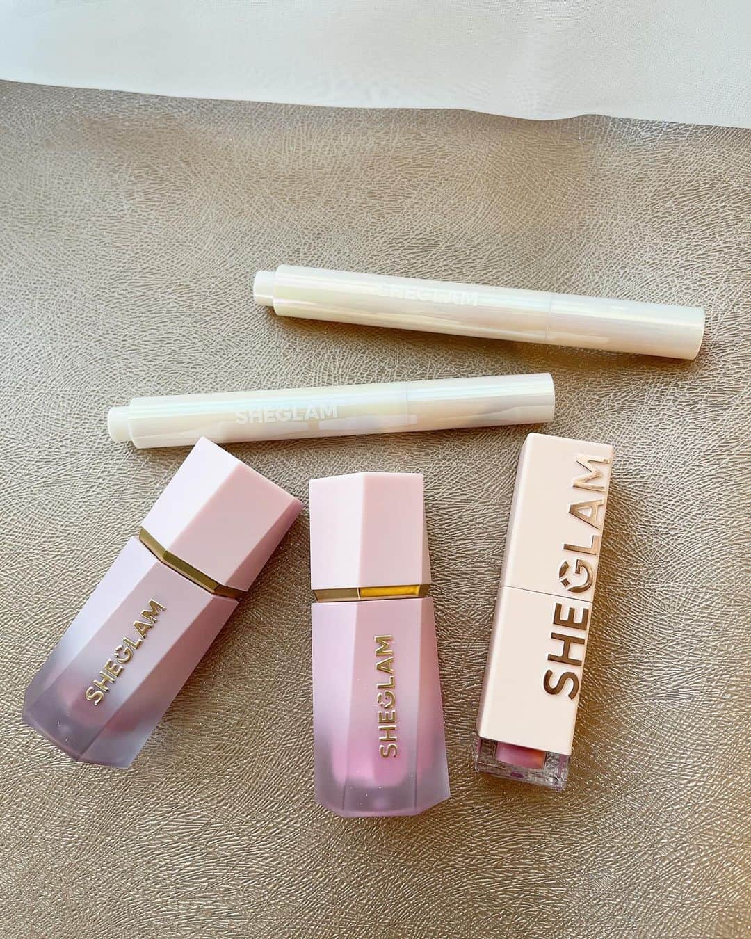 AriizumiEmaのインスタグラム：「SHEINからデビューしたコスメ、 SHEGLAM。 高品質で、6,000円でフルメイクができるお手頃価格！  11月24日（金）から、ドンキホーテ、ローズマリーなどのはじめとるバラエティ店舗で発売開始になりました。  私も早速、リップやチークをメインに使ってみました❣️  私が3枚目の写真で使ったアイテムは、5枚目に載せていますが、  ★リキッドチーク 商品番号　20143133  カラー: ペタルピンク  ★リップ 商品番号　13260940  カラー: ピンクフラミンゴ  どれも500円から600円代なのに、付けてみたら綺麗な発色と、肌馴染みの良い質感でした💕 特にこのリキッドチーク、一見強い色に見えますが、肌にのせると色味が適度につく程度でちょうど良い❣️私、チークは青味がかったピンクが好きなので、まさに求めていた色でした！ リップもグロスタイプで潤うので、口紅の上に重ねたりしています🩷  ☑️クーポンコード　SHEGLAM109  ※0-5999円で15%オフ,  6000円以上のご購入で20％オフ 利用期限:2023年11月10日〜2023年12月31日  ※SHEINアカウント１つにつき三回までクーポンご利用していただけます。  ・ @sheglam_official #SHEGLAM #BeAGlamour #グラマーになろう #ドンキホーテ  #ドンキ購入品#shein  #PR」