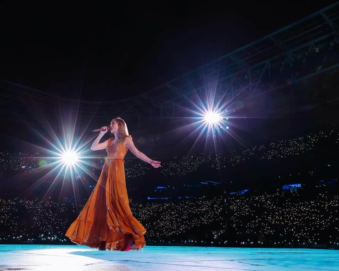 テイラー・スウィフトさんのインスタグラム写真 - (テイラー・スウィフトInstagram)「Bringing a tour to Brazil has been something I’ve dreamt of for years, and those fans blew my expectations away. We’ve officially wrapped up the 2023 Eras Tour and we got to end the year with 6 shows in Rio and São Paulo, with the most magical crowds. I’m so grateful to my touring family, my band, crew and dancers for everything they put into this show all year. To the people who came to see it, you are what made those stadiums feel so alive and electric and unforgettable for me. Really just feeling so proud and moved by what I got to be a part of. See you in 2024 🎤 🎸 🎹 ✨   📷: @budamendes / @gettyimages」11月29日 6時24分 - taylorswift