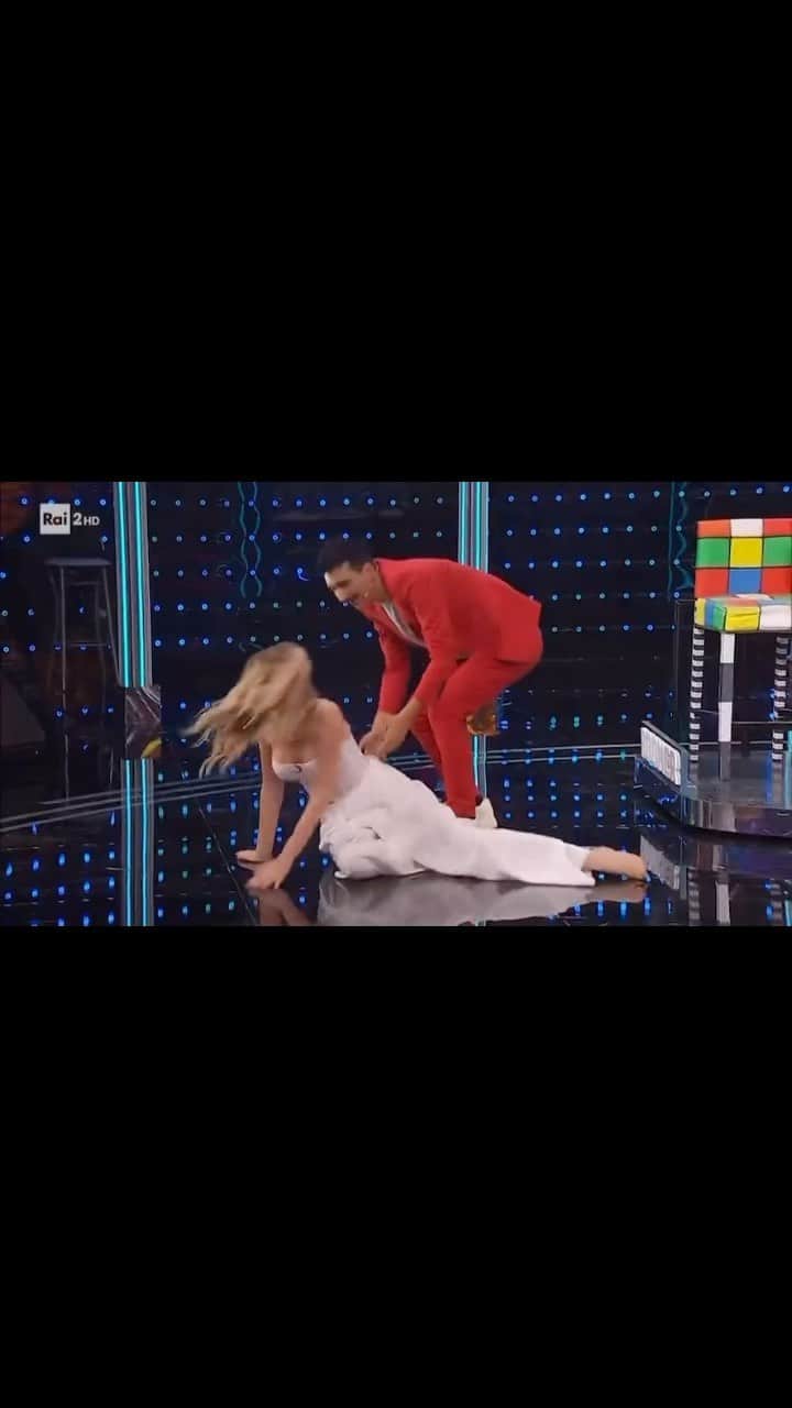Alessia Marcuzziのインスタグラム：「Tutt’ appost 😂🤣 #boomerissima」
