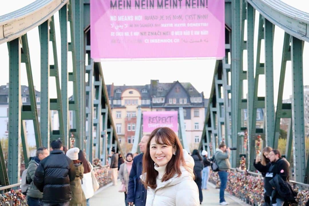 荒木優里のインスタグラム：「✈️ 🇩🇪ドイツ旅行🇩🇪 〜フランクフルト①〜  サンクスギビングに仲良し夫婦が住んでいる フランクフルトに行ってきました〜😆❣️  初めてのヨーロッパ💓 街並みも文化も全部違って 出会いが全て新しくてわくわくしっぱなし🥹💕  ドイツ伝統の木組みの建物が並ぶレーマー広場や フランクフルト大聖堂、鉄の橋からの夕焼けなど 徒歩圏内でたくさんの観光スポットを巡れました🎀  フライト疲れ＆時差ボケで 初日はどれだけ動けるか心配だったけど… お家で少し仮眠をとらせてもらって元気いっぱいに👍🩷  今回の旅行は友達夫婦のおかげで 本当に充実の日々でした✨ 大感謝です😍😍  #thanksgivingtrip #ドイツ旅行 #germany  #フランクフルト #frankfurt  #アメリカ生活 #アメリカ暮らし #ニューヨーク #ニューヨーク生活  #ニューヨーク暮らし #ニューヨーク在住 #Newyork #NYC #NY #アメリカ在住日本人 #帯同妻 #渡米記録 #海外生活 #travel #trip #旅行好き #アナウンサー #フリーアナウンサー #荒木優里 #荒木優里のゆるりアメリカ生活」